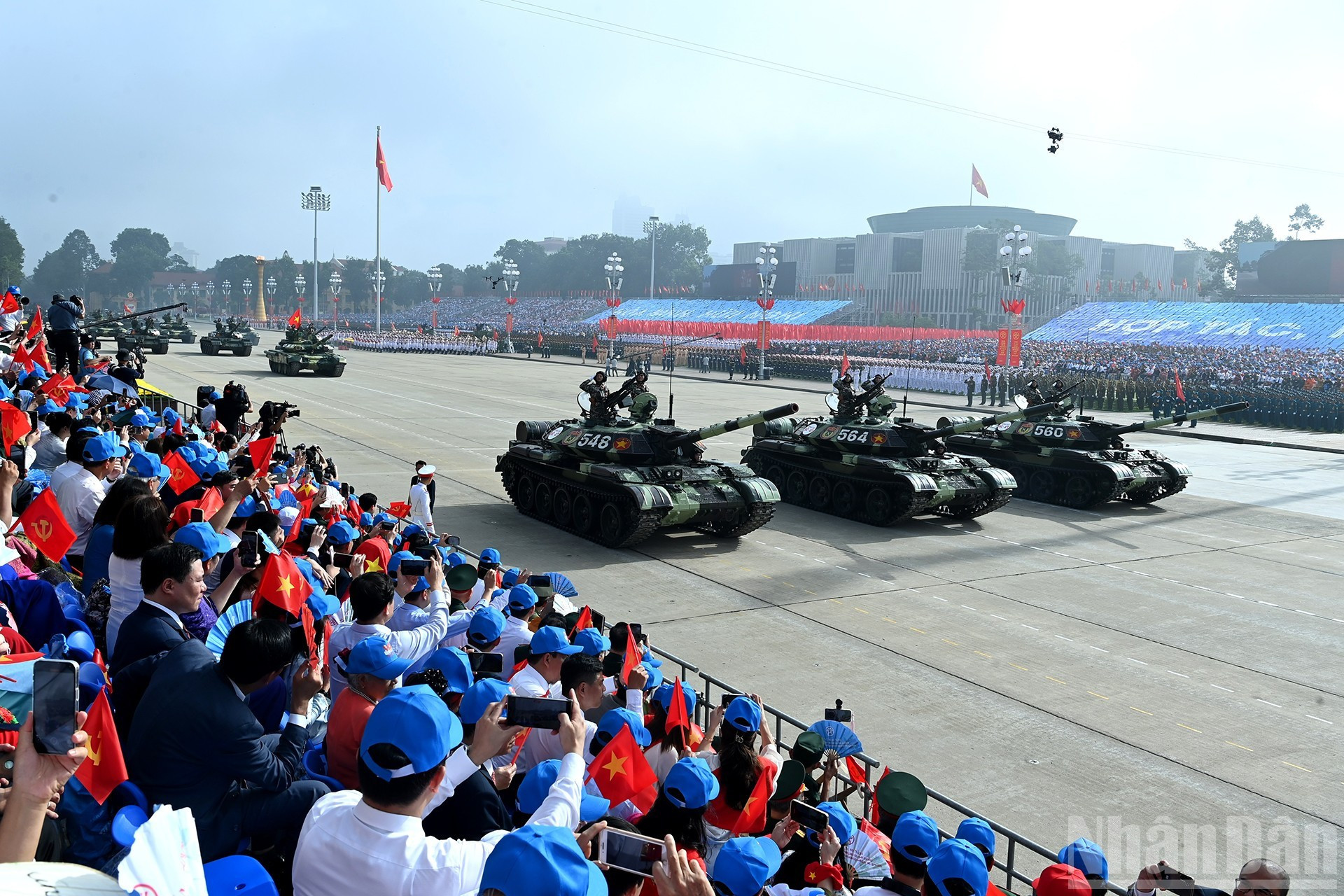 El bloque de tanques desfila por la Plaza de Ba Dinh.