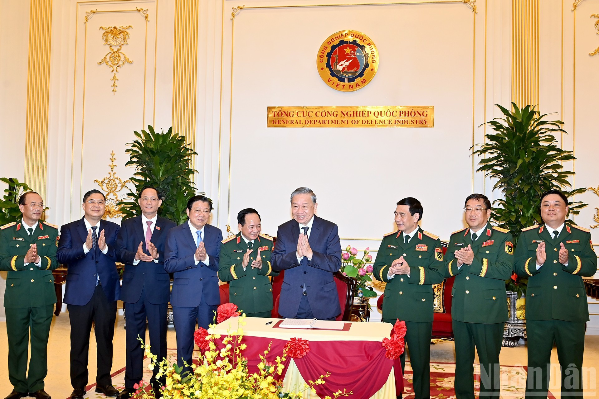 To Lam firma el libro de visitas en el Departamento General de la Industria de Defensa.