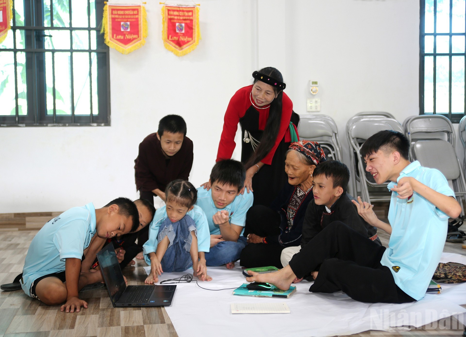 La maestra Vy y sus alumnos asisten a una clase en línea para niños con discapacidad. La maestra Vy y sus alumnos asisten a una clase en línea para niños con discapacidad.