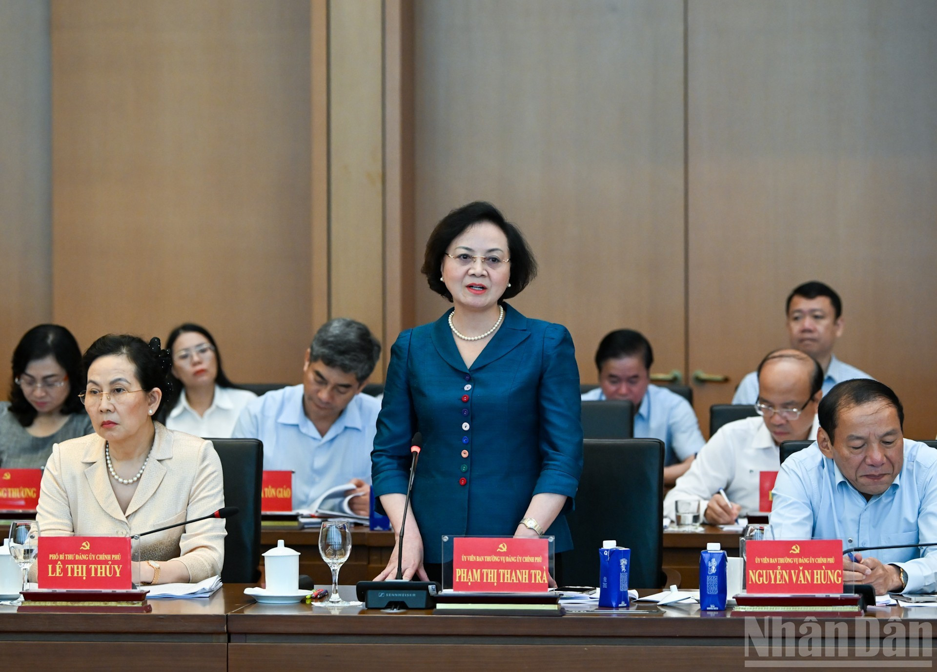 La ministra del Interior, Pham Thi Thanh Tra, hace uso de la palabra en la reunión. La ministra del Interior, Pham Thi Thanh Tra, hace uso de la palabra en la reunión.