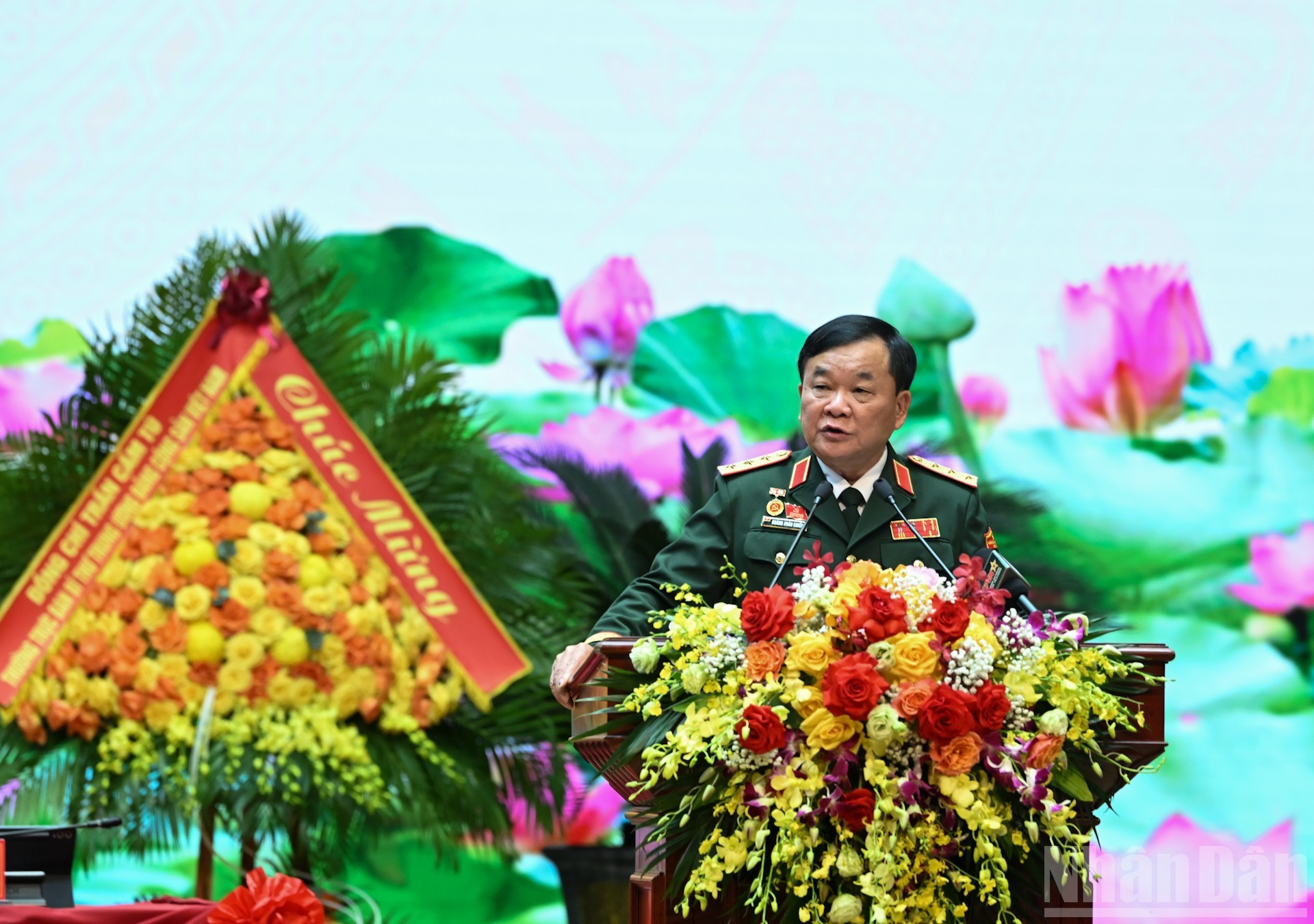 El coronel general Hoang Xuan Chien, viceministro de Defensa, pronuncia el discurso inaugural en el acto.