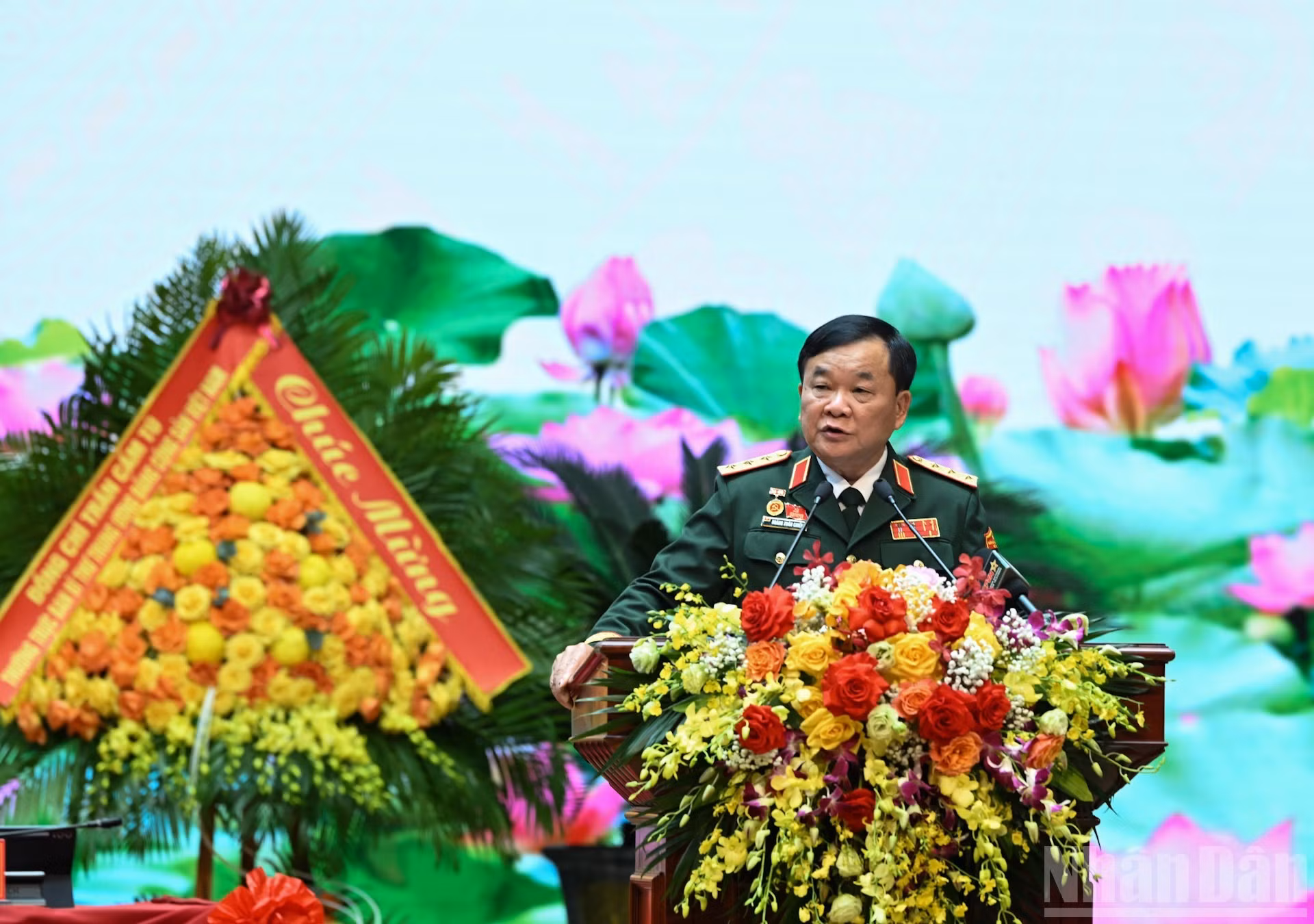 El coronel general Hoang Xuan Chien, viceministro de Defensa, pronuncia el discurso inaugural en el acto.