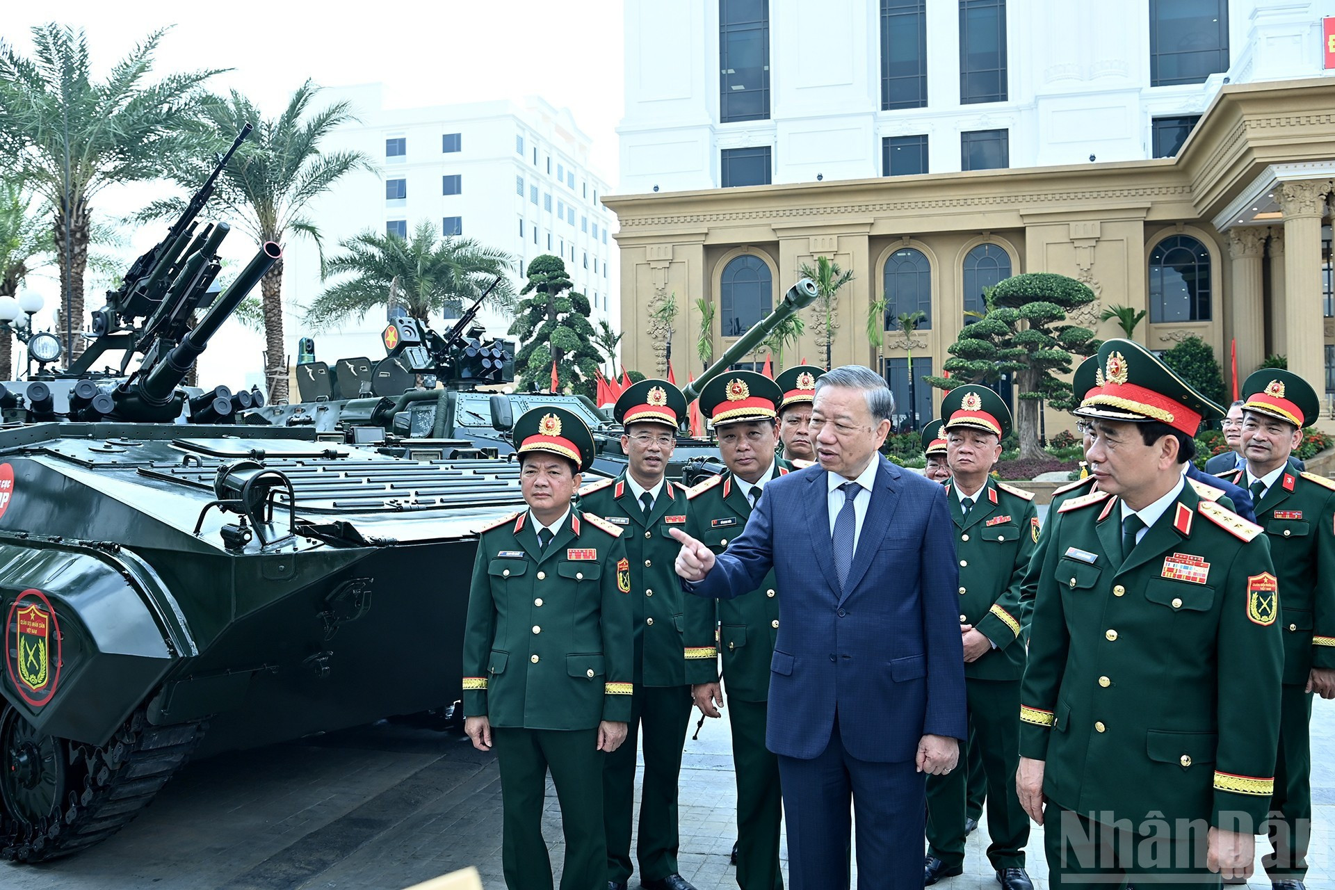 Delegados visitan la exposición de los logros alcanzados en los 80 años del Departamento General de la Industria de Defensa.