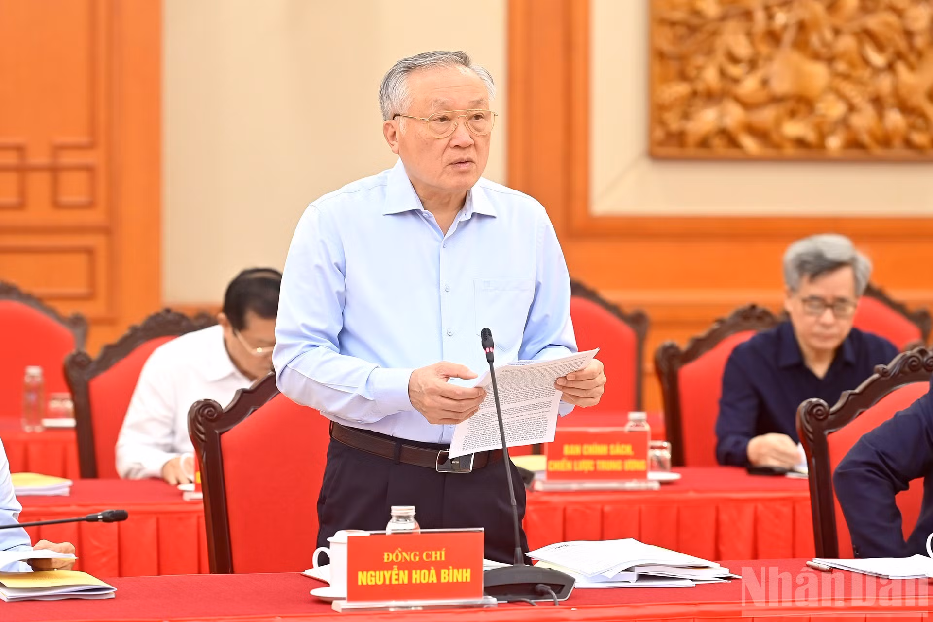 Nguyen Hoa Binh, miembro del Buró Político y viceprimer ministro permanente presenta un informe en la reunión.