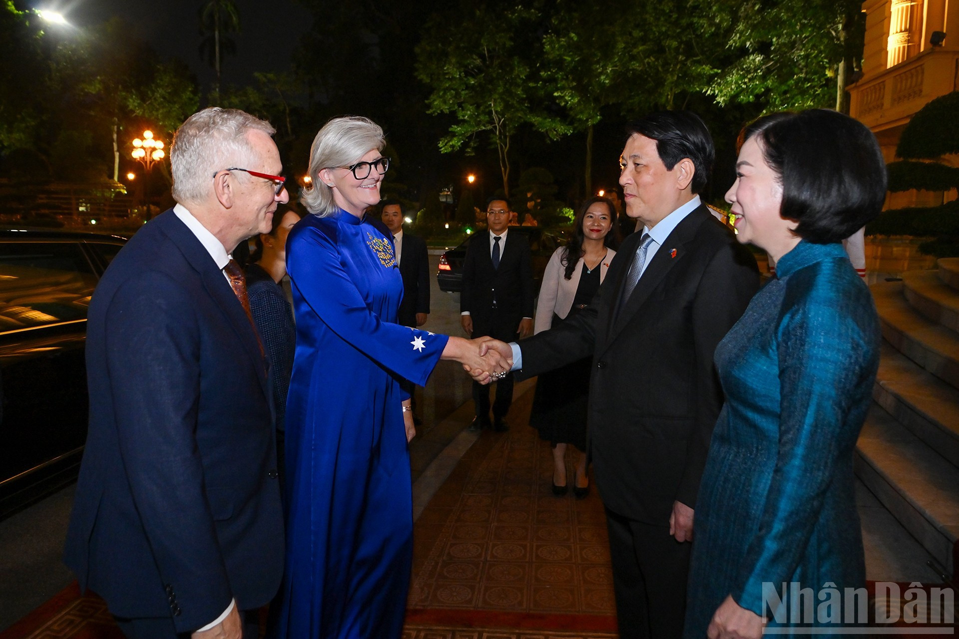 El presidente de Vietnam, Luong Cuong, y su esposa, reciben a la gobernadora general de Australia, Sam Mostyn, y a su esposo para asistir al banquete en honor.