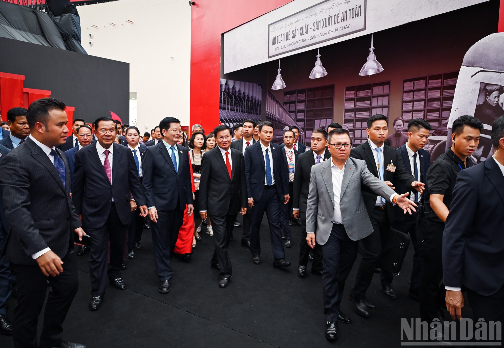 El presidente-editor del periódico Nhan Dan, Le Quoc Minh, presenta a los delegados la zona de la exposición '95 años de la bandera del Partido iluminando el camino'. El presidente-editor del periódico Nhan Dan, Le Quoc Minh, presenta a los delegados la zona de la exposición '95 años de la bandera del Partido iluminando el camino'.