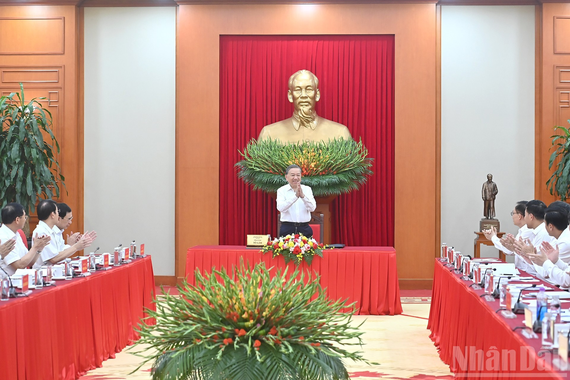 El secretario general del Partido Cominista de Vietnam, To Lam, preside la reunión. El secretario general del Partido Cominista de Vietnam, To Lam, preside la reunión.
