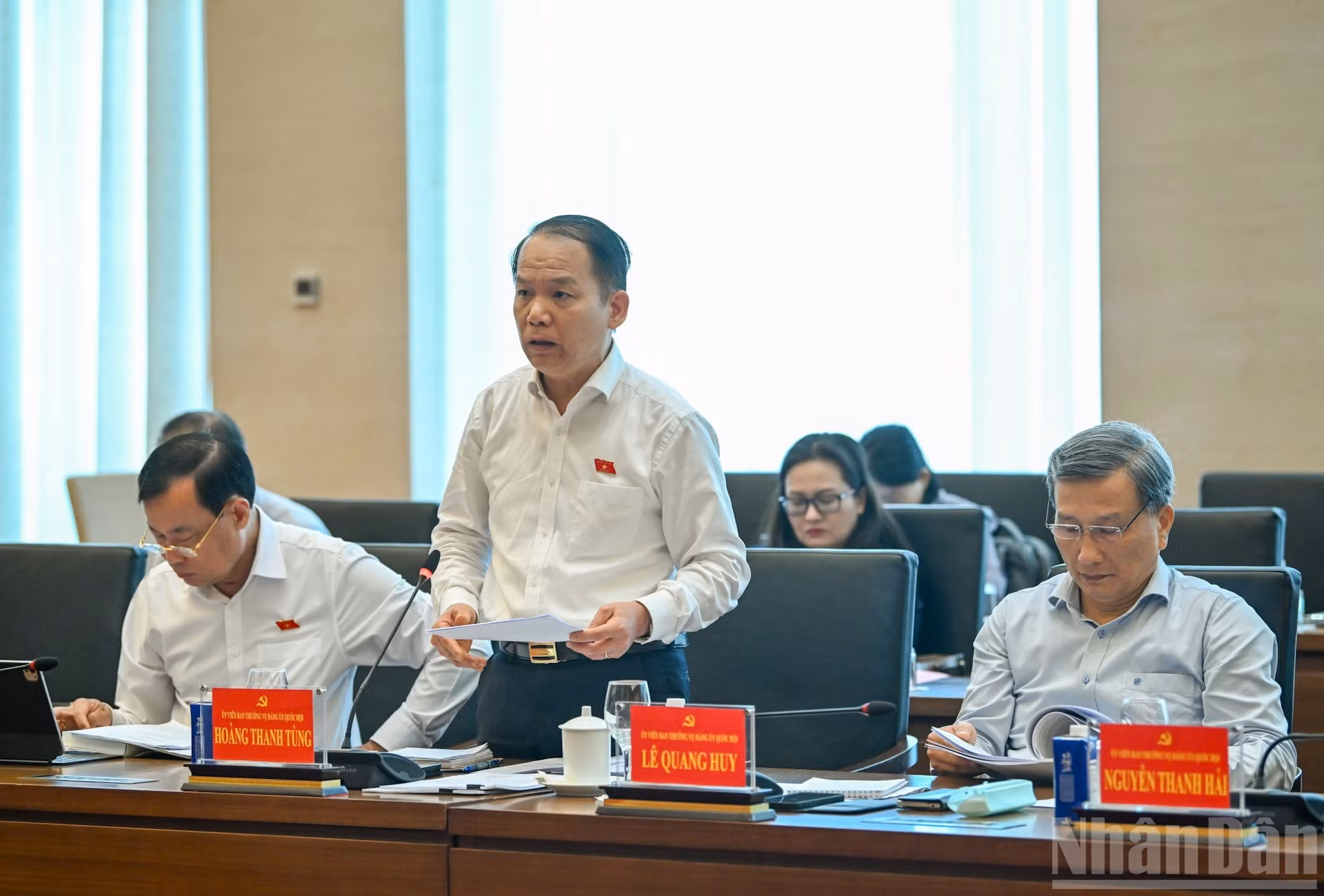 Hoang Thanh Tung, jefe de la Comisión parlamentaria de Asuntos Jurídicos y Judiciales, en la reunión.