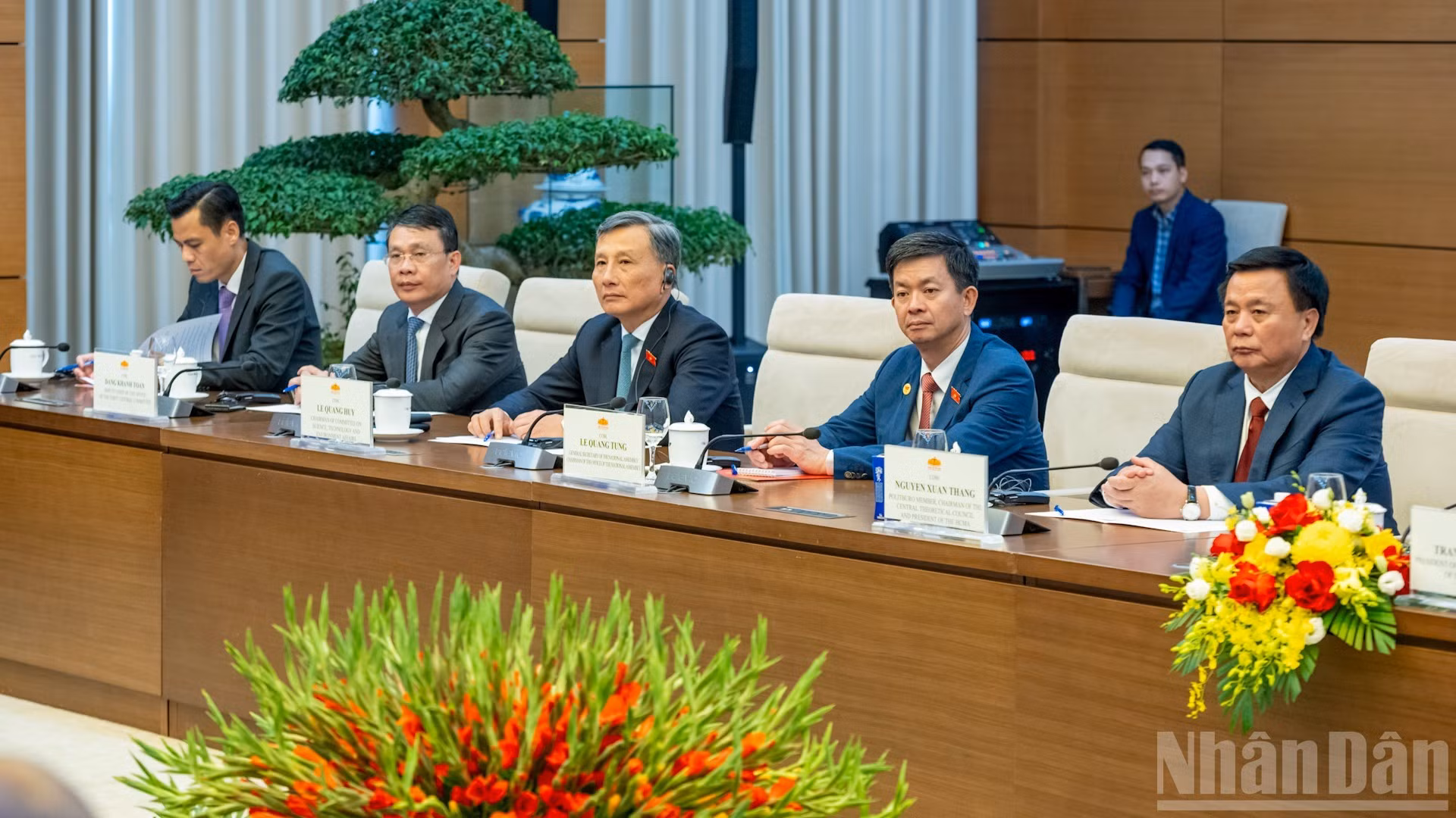 Asistentes vietnamitas a la cita.