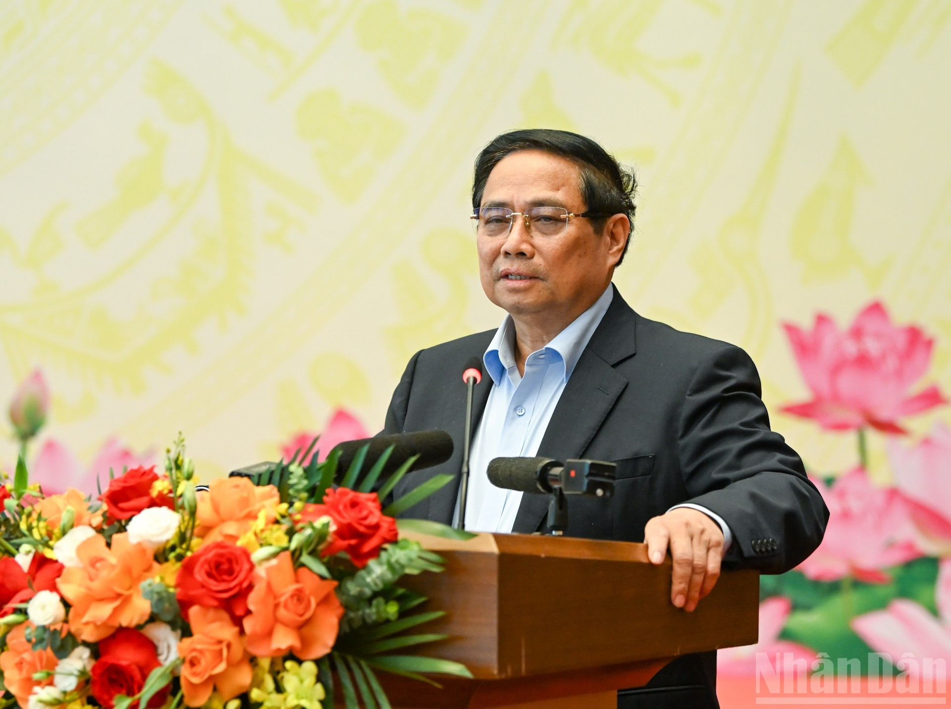 Minh Chinh habla en la cita. Minh Chinh habla en la cita.