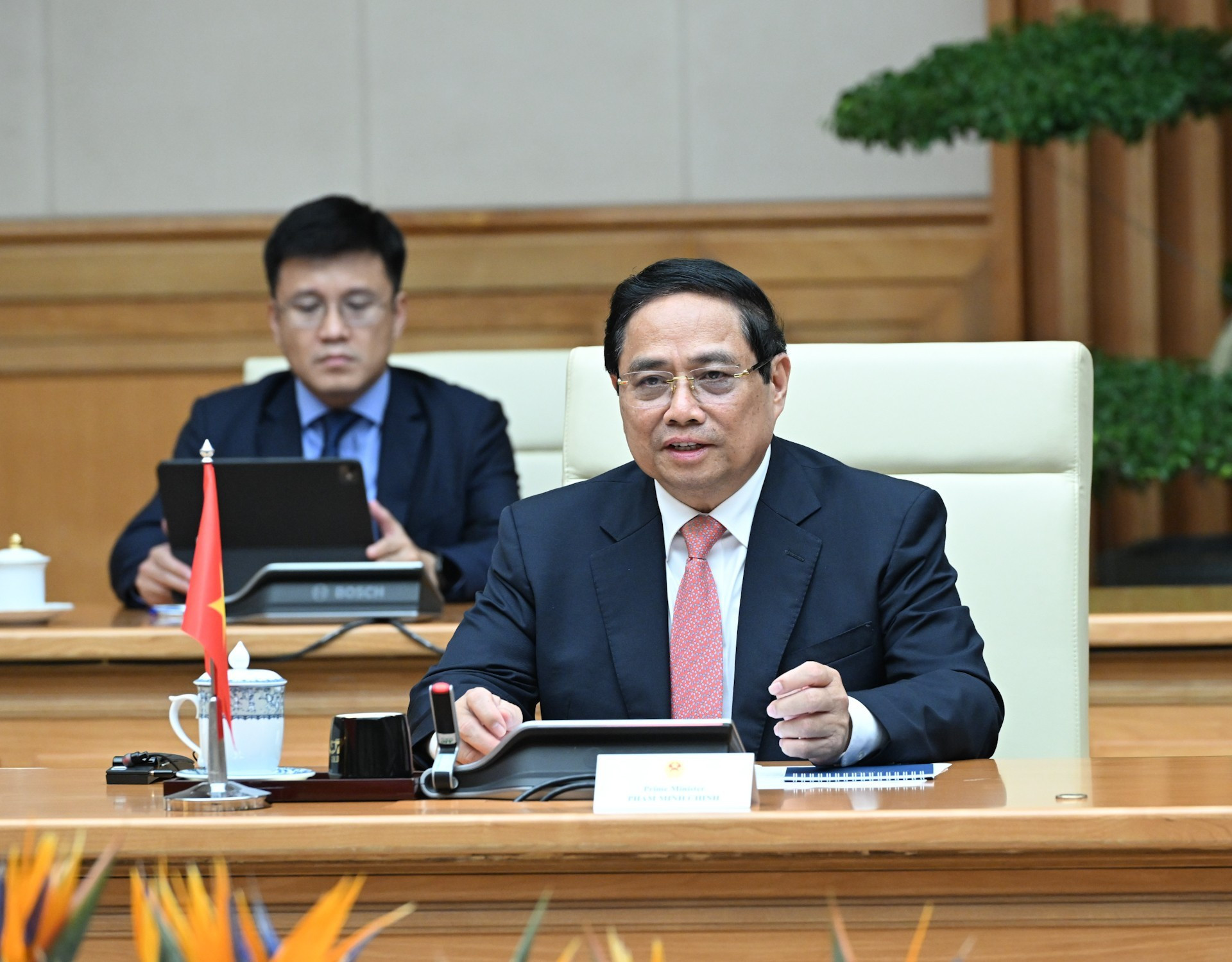 Minh Chinh habla en la cita.