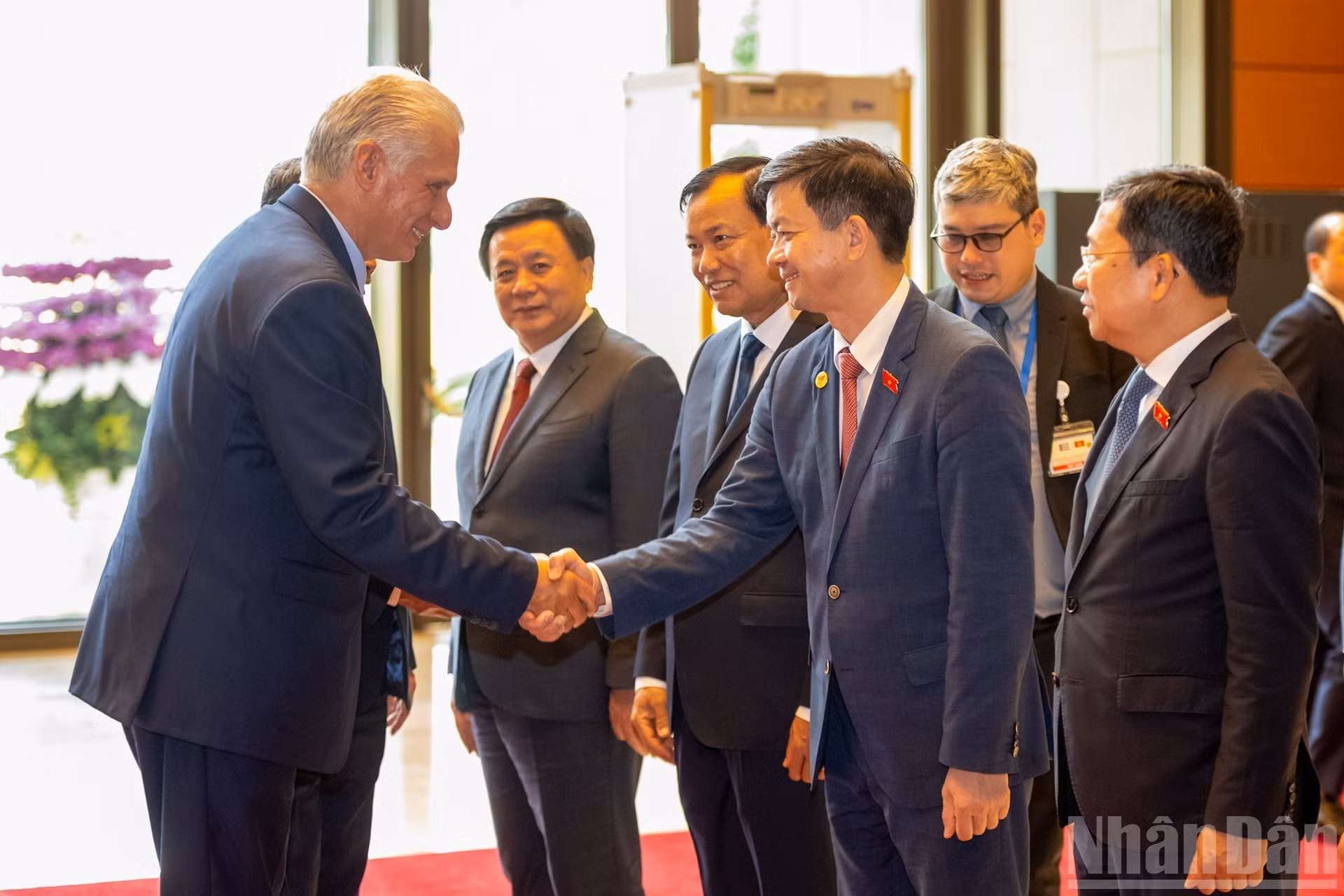 El líder cubano con los delegados vietnamitas.