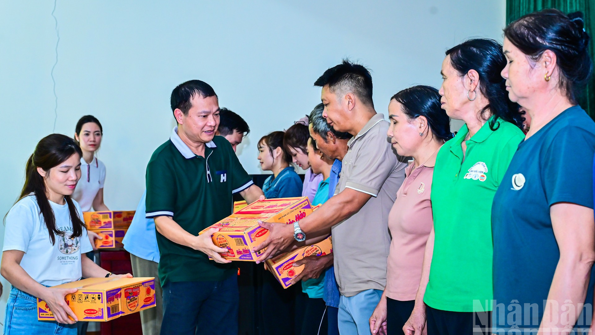 [Foto] Sindicato del periódico Nhan Dan comparte dificultades con personas afectadas por desastres naturales en Thai Nguyen