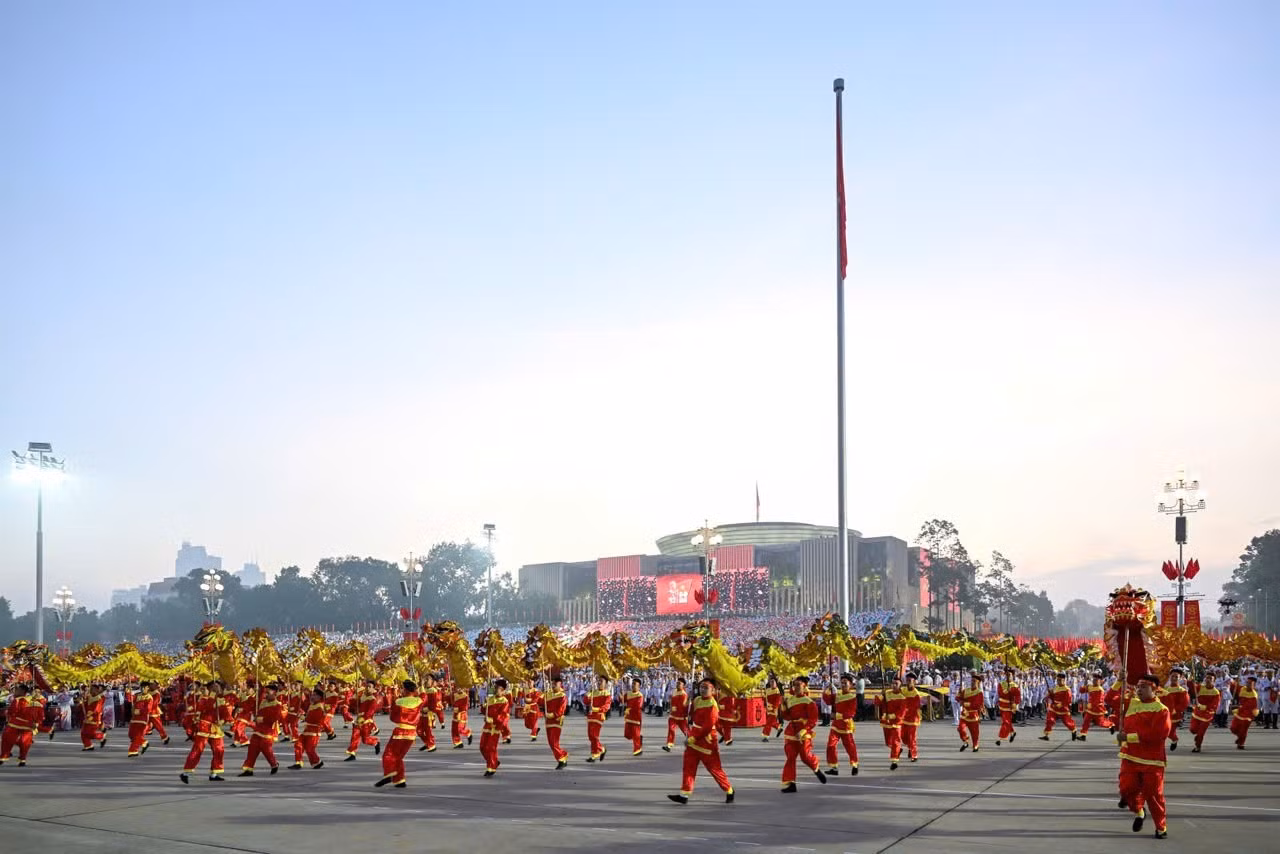 Los artistas y actores ensayan una última vez antes del inicio oficial de la ceremonia.