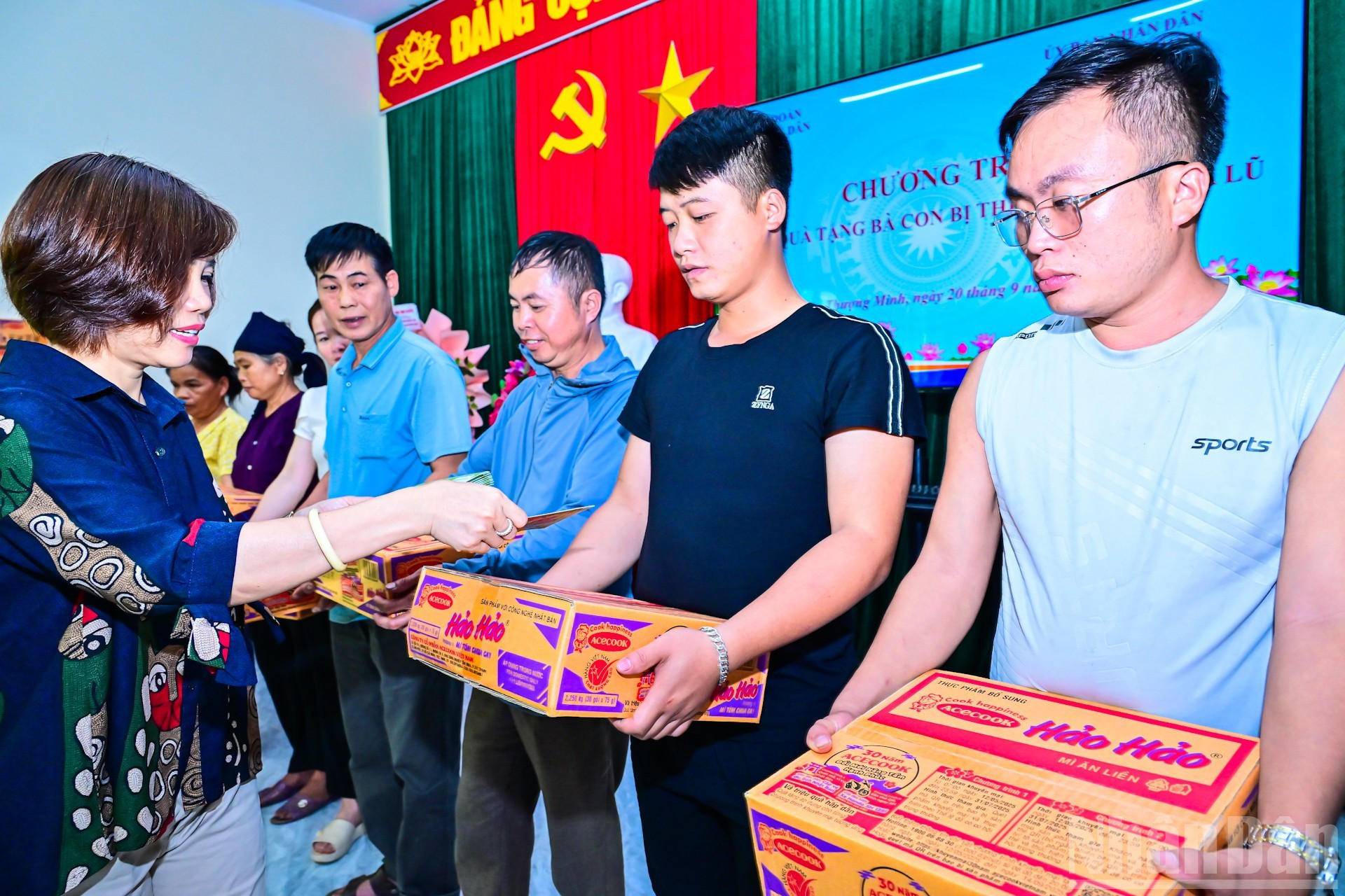 Entregan obsequios a las familias.