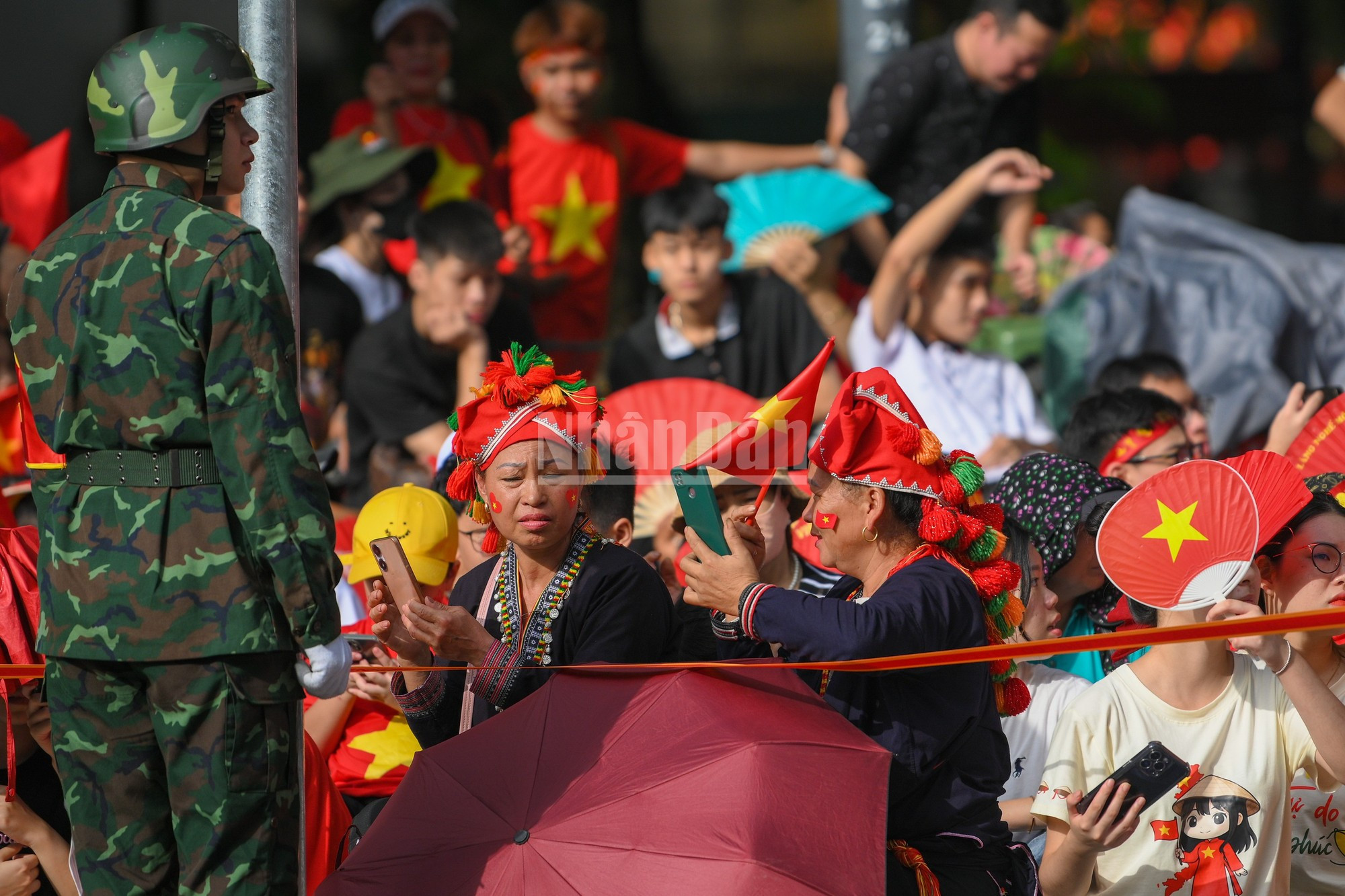 Muchas personas visten trajes tradicionales de sus etnias para unirse al ambiente del Día Nacional en la capital. Muchas personas visten trajes tradicionales de sus etnias para unirse al ambiente del Día Nacional en la capital.
