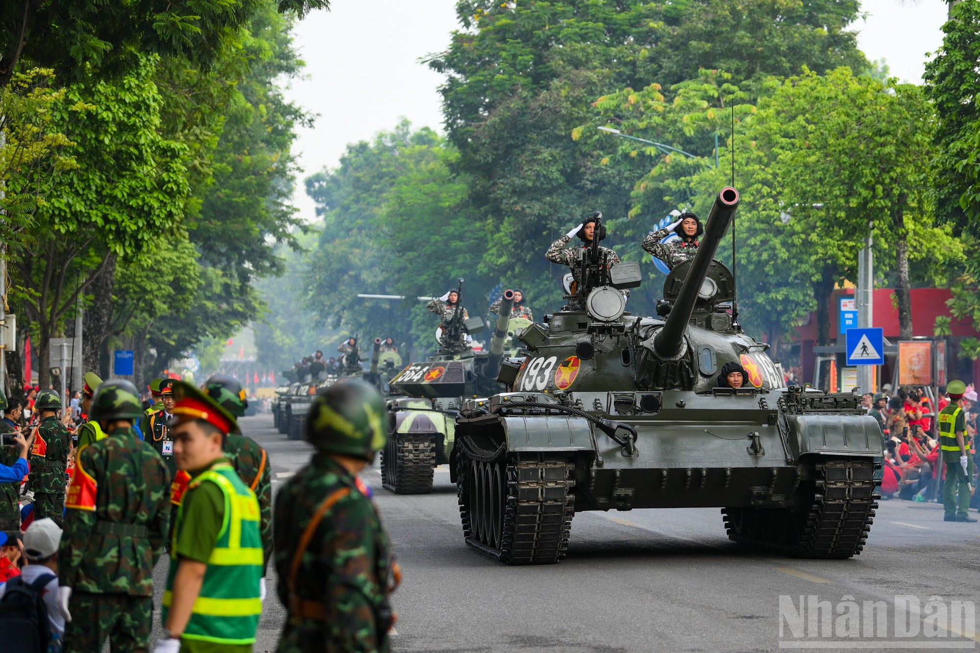 El bloque de vehículos y artillería pasa por la calle Dien Bien Phu. 29-ba-dinh-8065.jpg