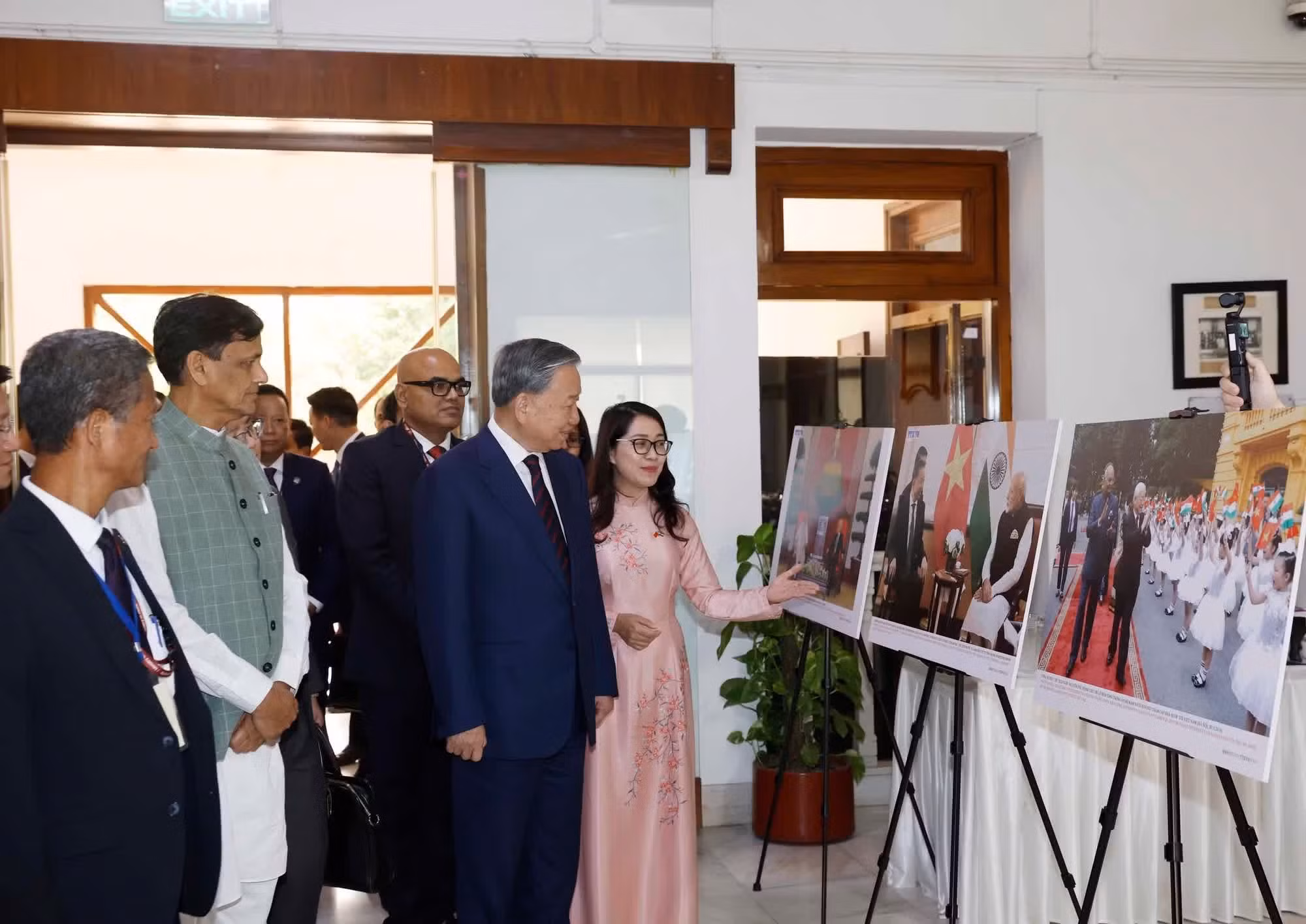 To Lam visita la exposición de imágenes sobre los 10 años de la Asociación Estratégica Integral entre Vietnam y la India, organizada por la Agencia Vietnamita de Noticias en el Consejo Indio de Asuntos Mundiales en Nueva Delhi.
