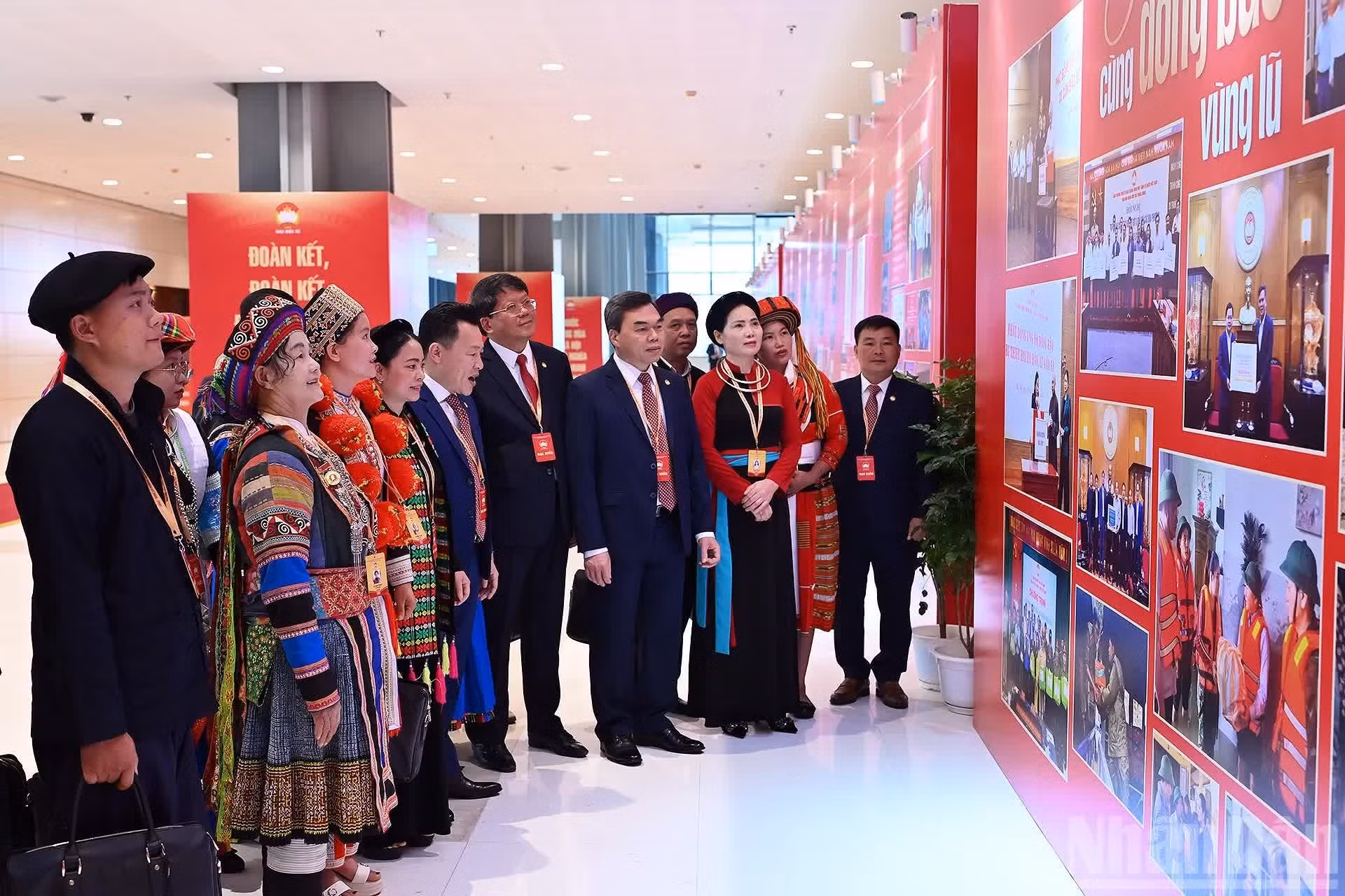 Más del 24 por ciento de los delegados asistentes pertenecen a minorías étnicas. En la imagen: delegados visitan el área de exposición de los logros del sistema del Frente en el período 2024-2026.