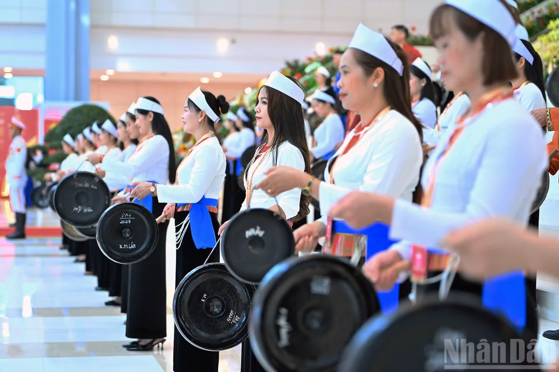 El sonido de los gongs en saludo al Congreso resuena en el Centro Nacional de Convenciones.