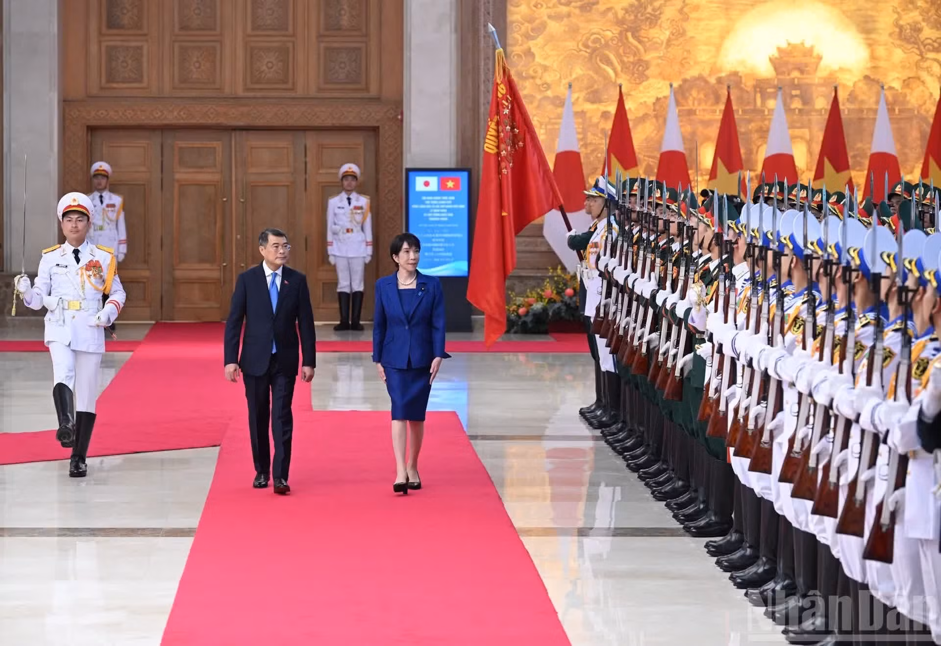 Ambos dirigentes pasan revista a la guardia de honor del Ejército Popular de Vietnam.