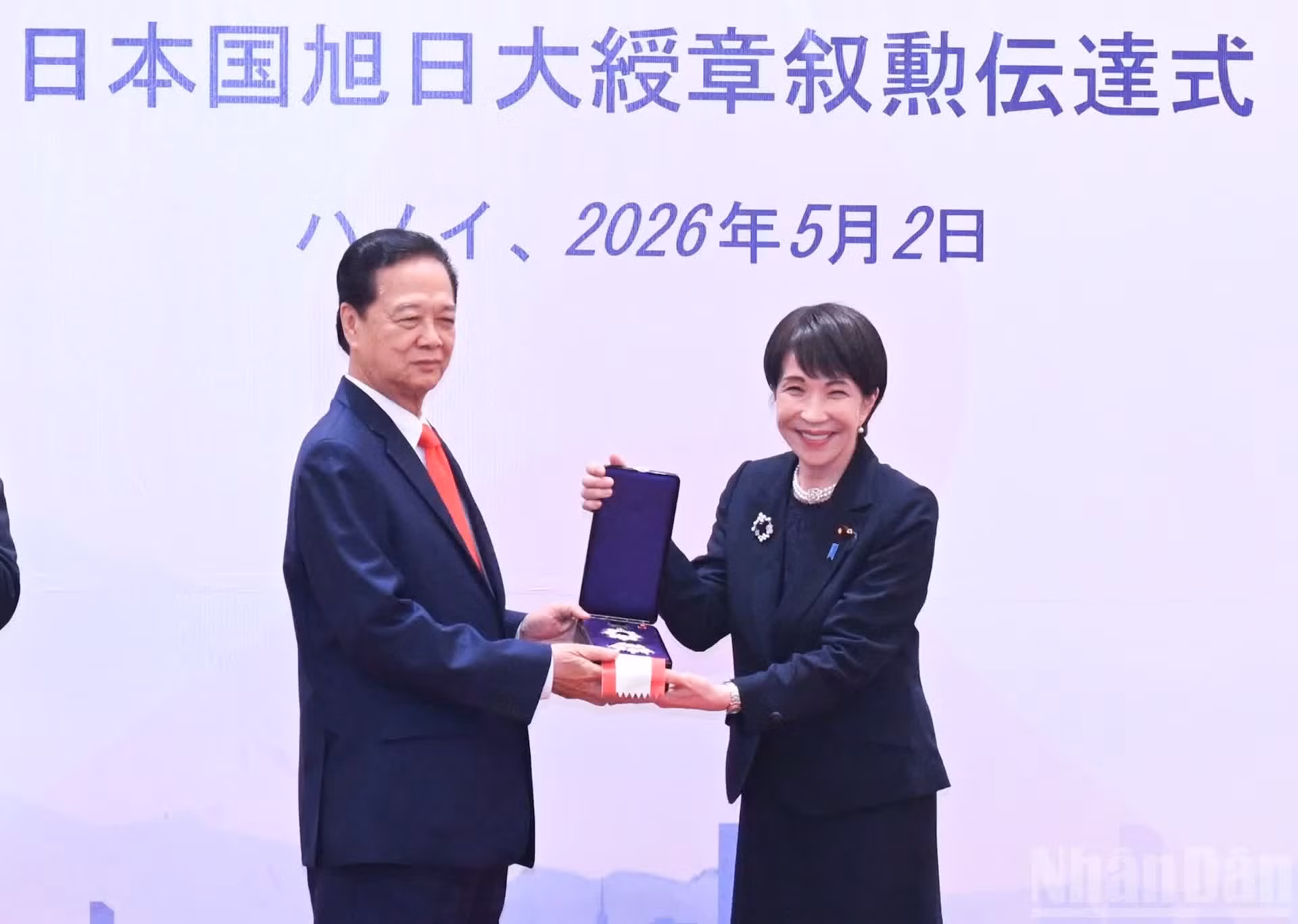 La primera ministra Takaichi Sanae entrega el Gran Cordón de la Orden del Sol Naciente al ex primer ministro de Vietnam Nguyen Tan Dung.