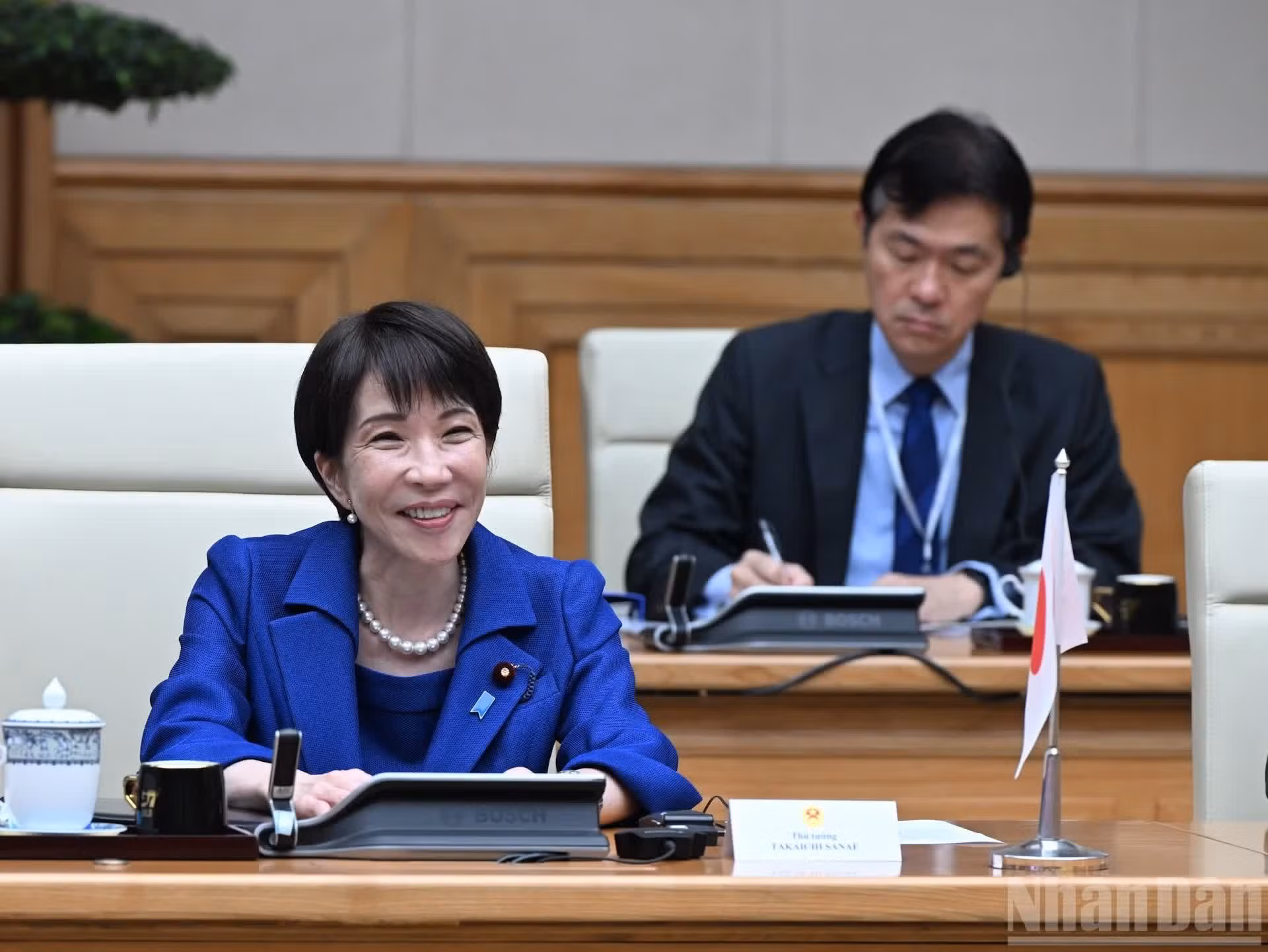 La primera ministra de Japón, Takaichi Sanae, interviene en el evento.