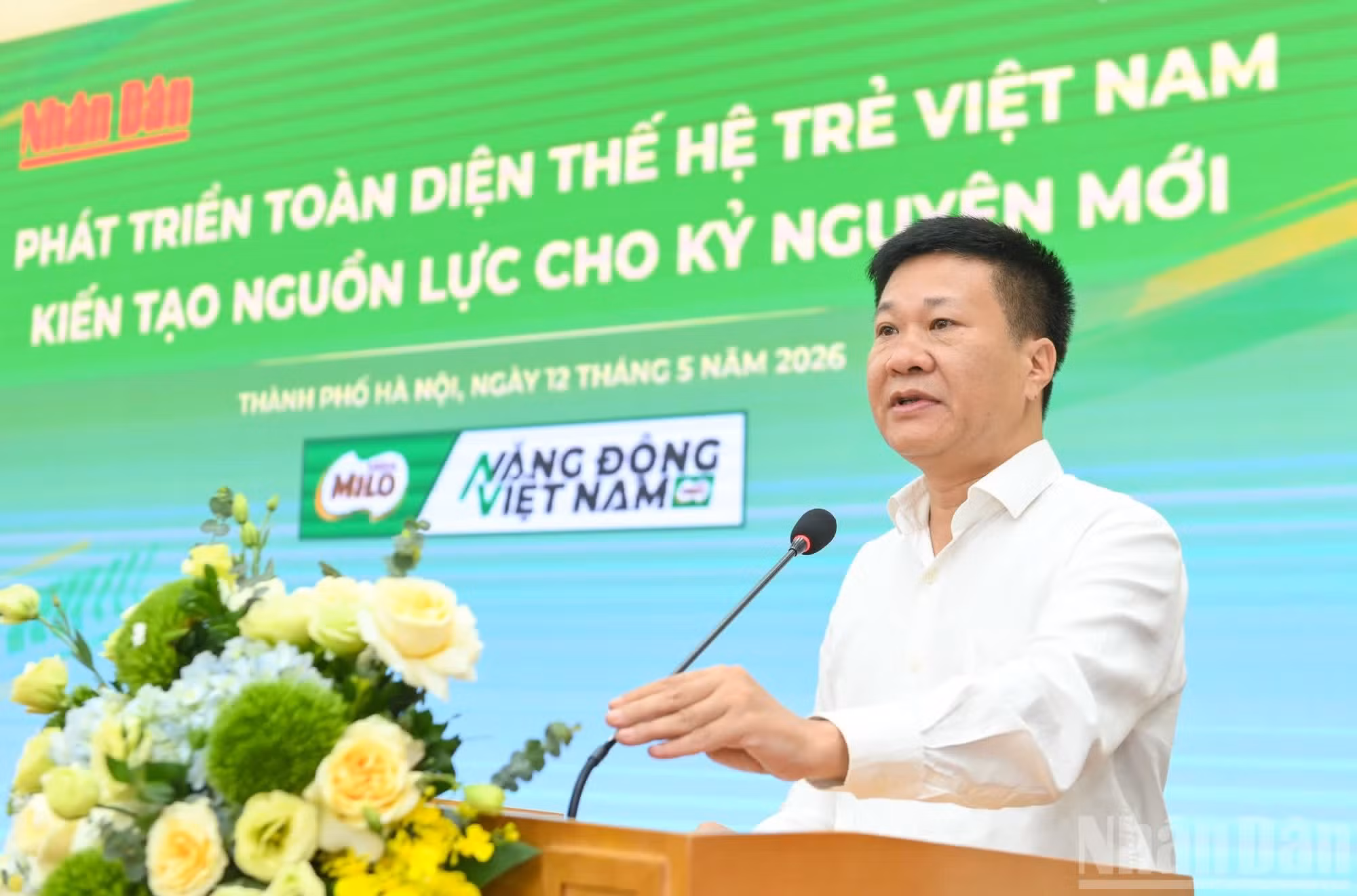 Nguyen Nho Huy, subjefe del Departamento de Asuntos Estudiantiles del Ministerio de Educación y Formación, presenta una ponencia sobre la implementación de la Resolución 71 y la educación en salud escolar.