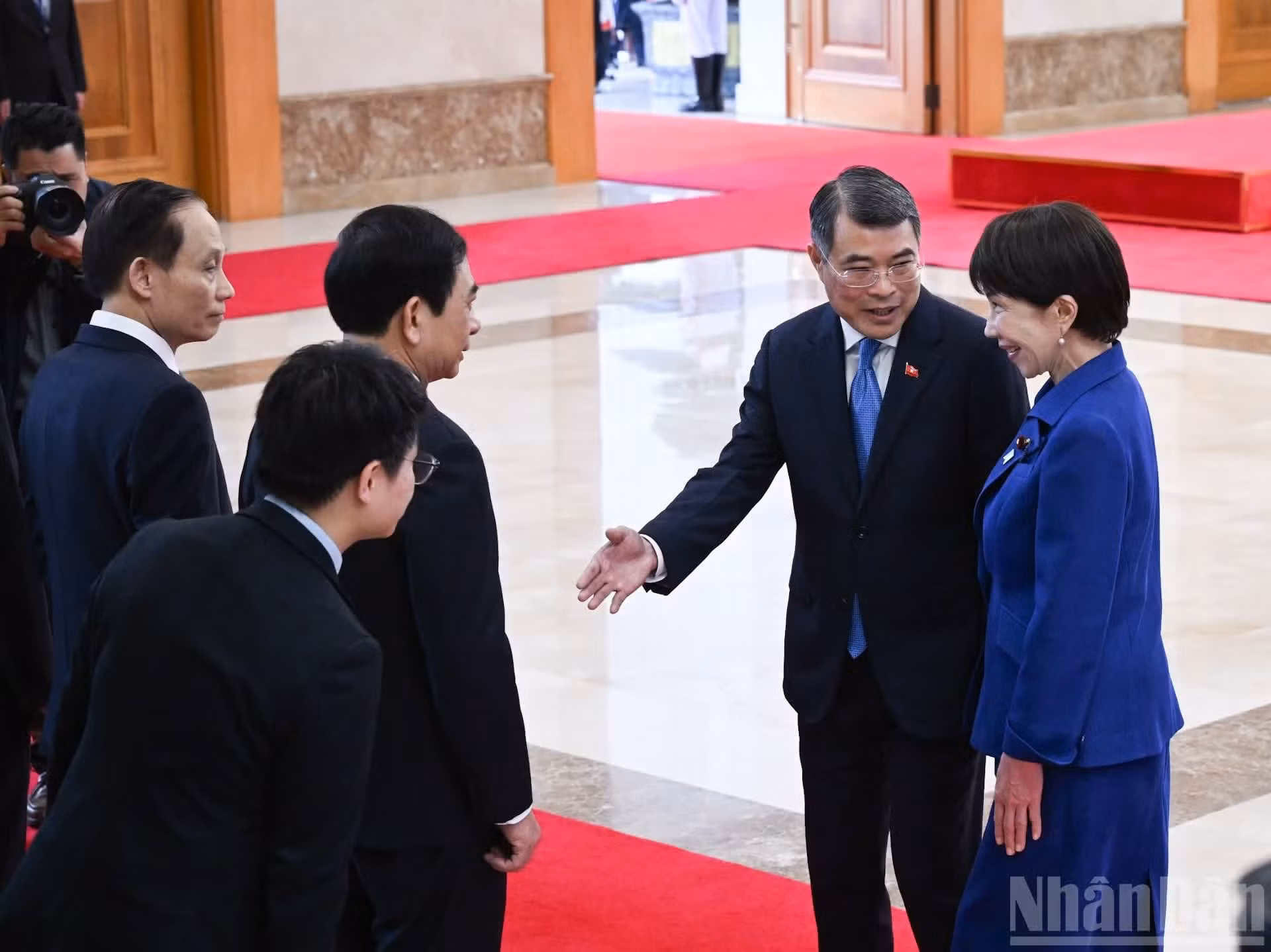 El primer ministro Le Minh Hung presenta a los miembros de la delegación de Vietnam a su similar japonesa Takaichi Sanae.