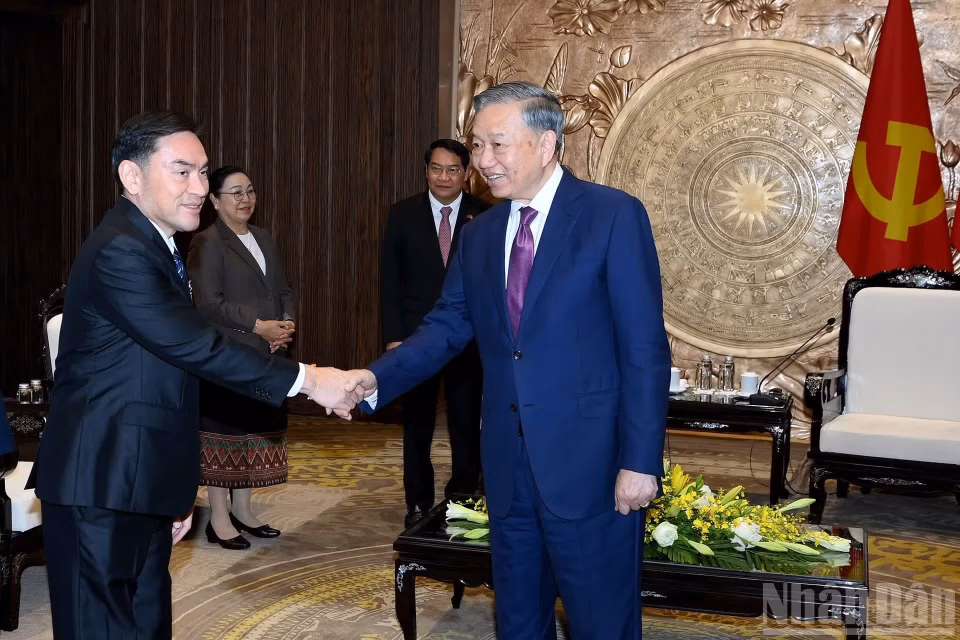 To Lam da la bienvenida a los miembros de la delegación de Vientián.