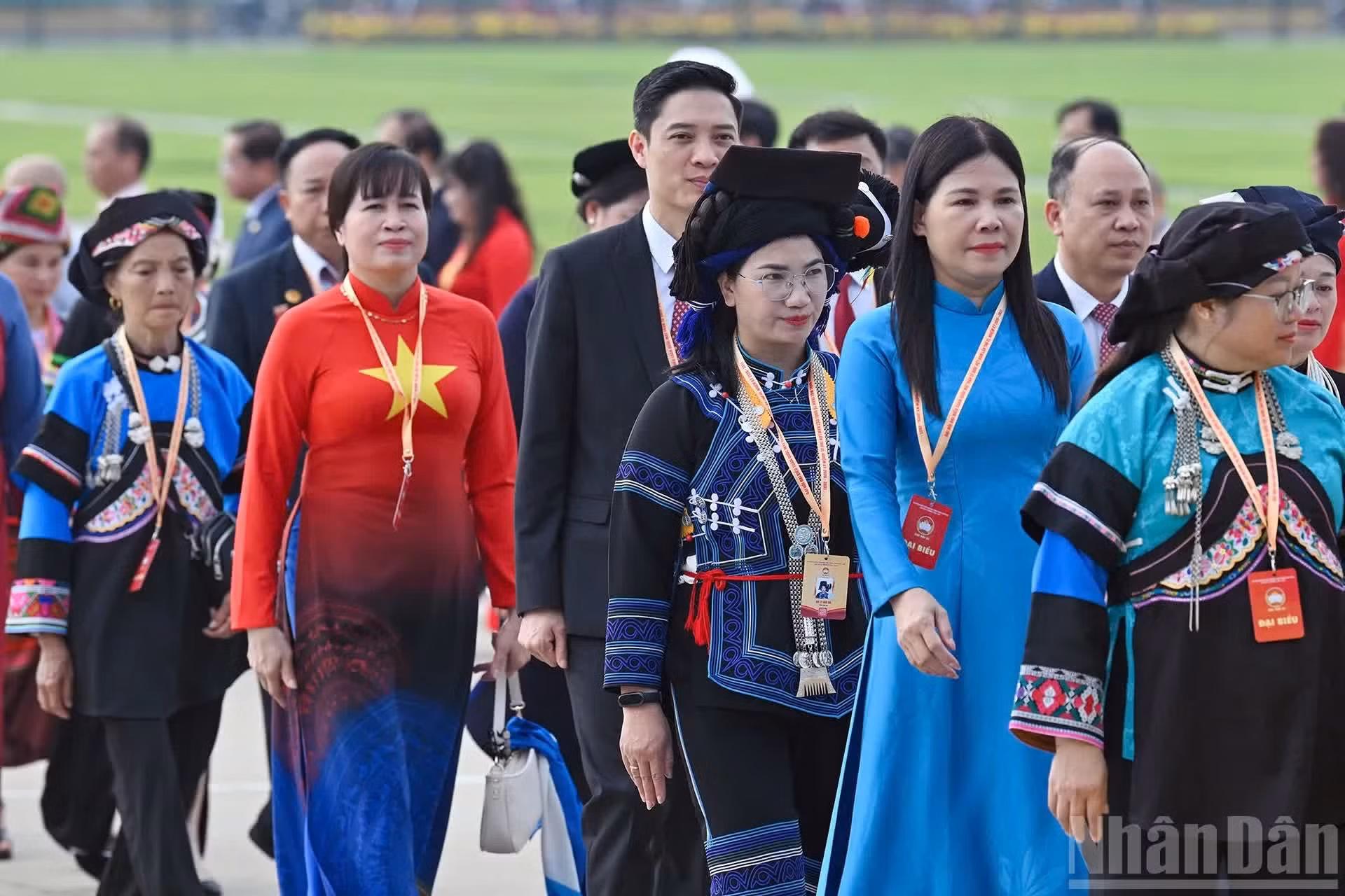 Los delegados entran al mausoleo para rendir homenaje al Presidente Ho Chi Minh en la mañana del 11 de mayo, en el marco del Congreso.