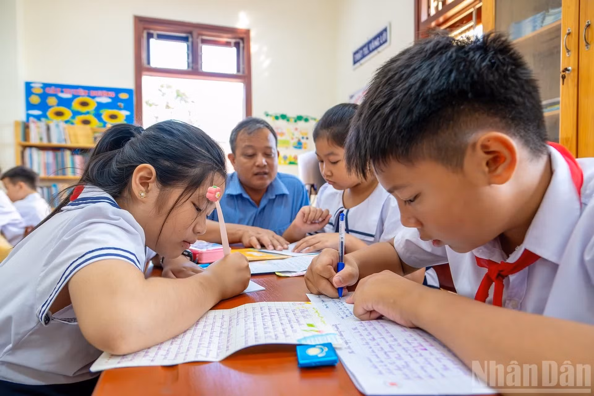 Después de las clases, en respuesta al cariño de los estudiantes de Hanói, los alumnos de la isla escribieron cartas a sus compañeros de la escuela primaria Chu Van An A.