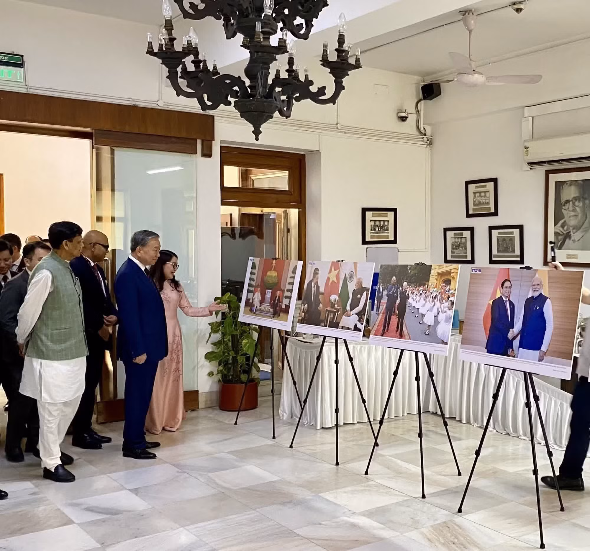 To Lam visita la exposición de imágenes sobre los 10 años de la Asociación Estratégica Integral entre Vietnam y la India, organizada por la Agencia Vietnamita de Noticias en el Consejo Indio de Asuntos Mundiales en Nueva Delhi.