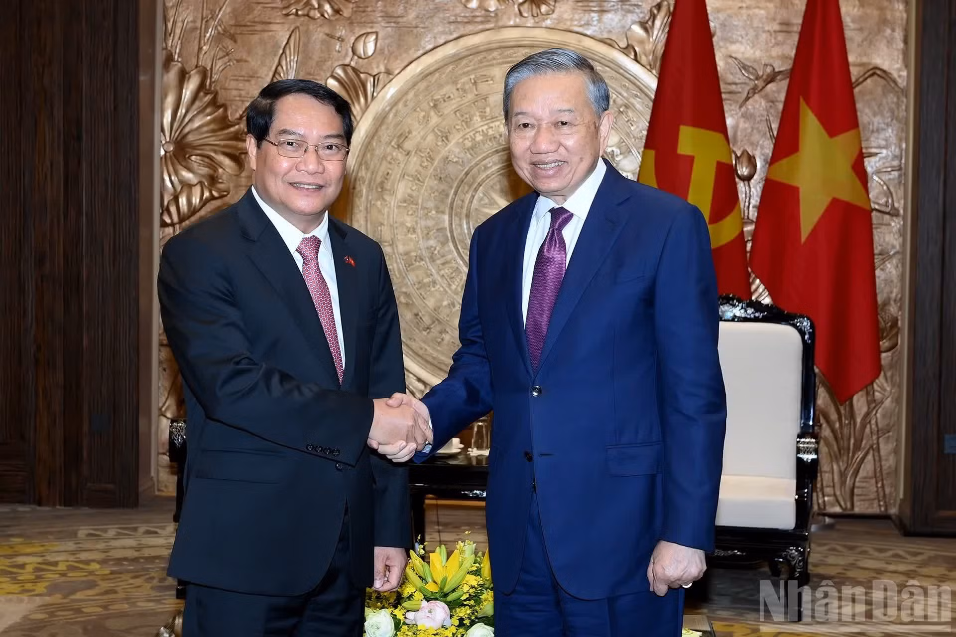El secretario general del Partido Comunista y presidente de Vietnam, To Lam, recibe a Athsaphangthong Siphandone, miembro del Comité Central del Partido Popular Revolucionario de Laos, secretario del Comité partidista y presidente del Consejo Popular de Vientián.