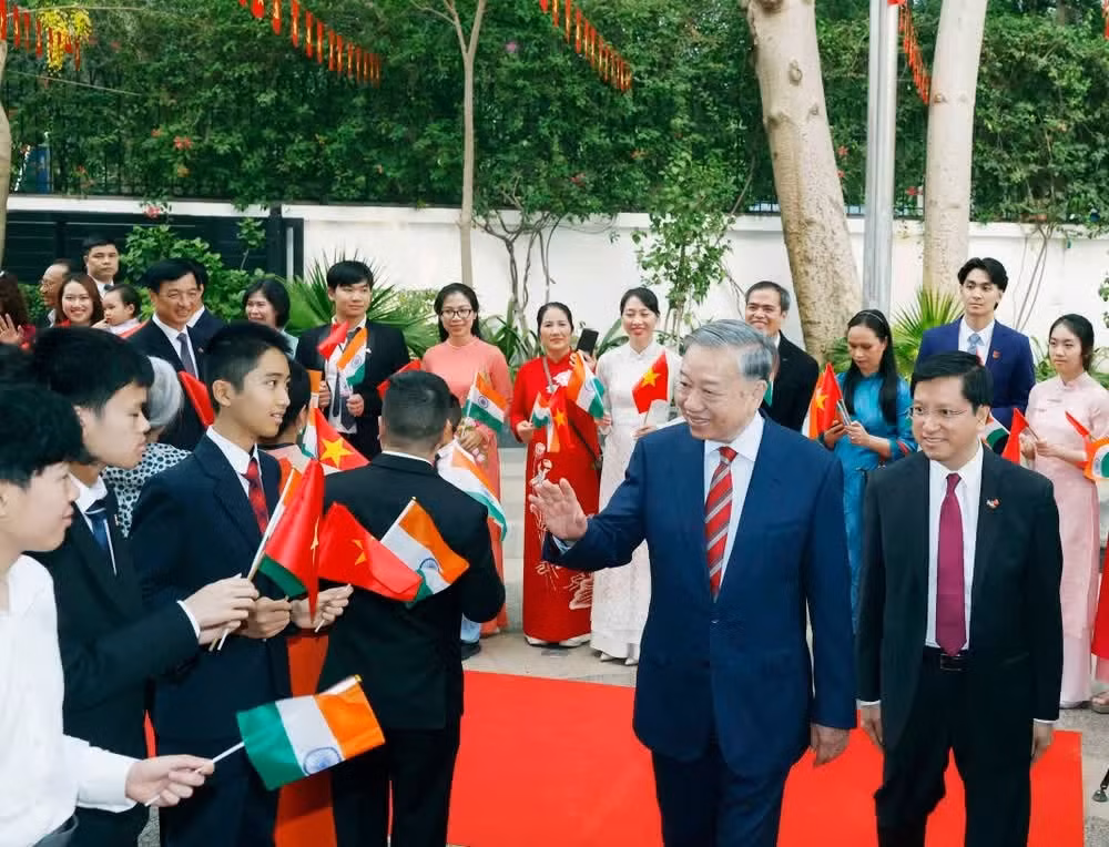 El dirigente con el personal de la Embajada de Vietnam y representantes de la comunidad connacional en la India.