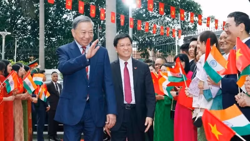 El secretario general del Comité Central del Partido Comunista y presidente de Vietnam, To Lam, se reúne con el personal de la Embajada de Vietnam y representantes de la comunidad vietnamita en la India.