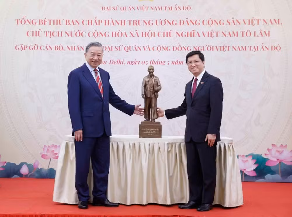 To Lam entrega una estatua del Presidente Ho Chi Minh a la Embajada de Vietnam en la India.