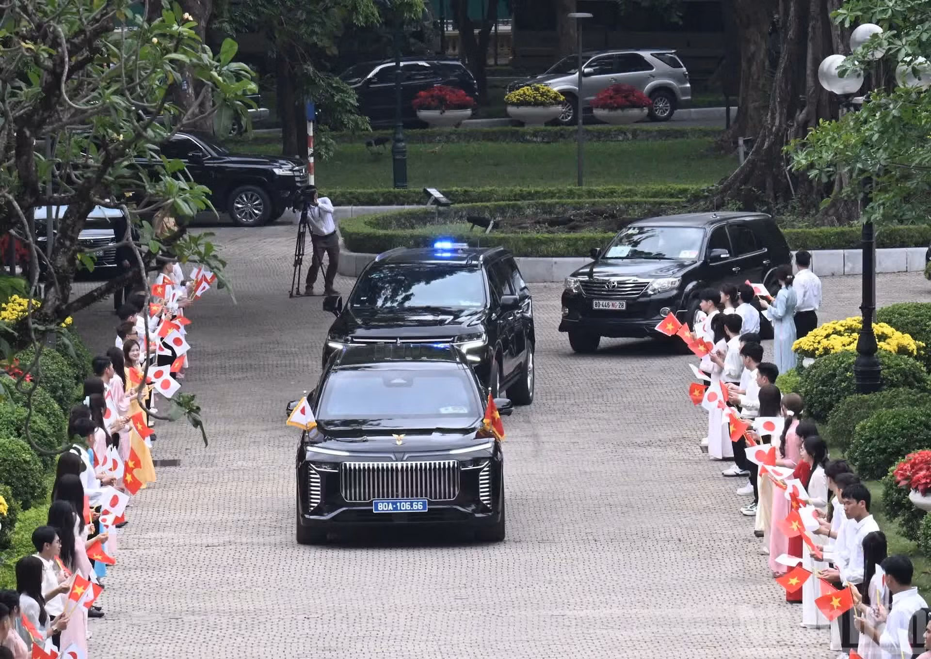El convoy de la primera ministra japonesa llega a la Sede del Gobierno.