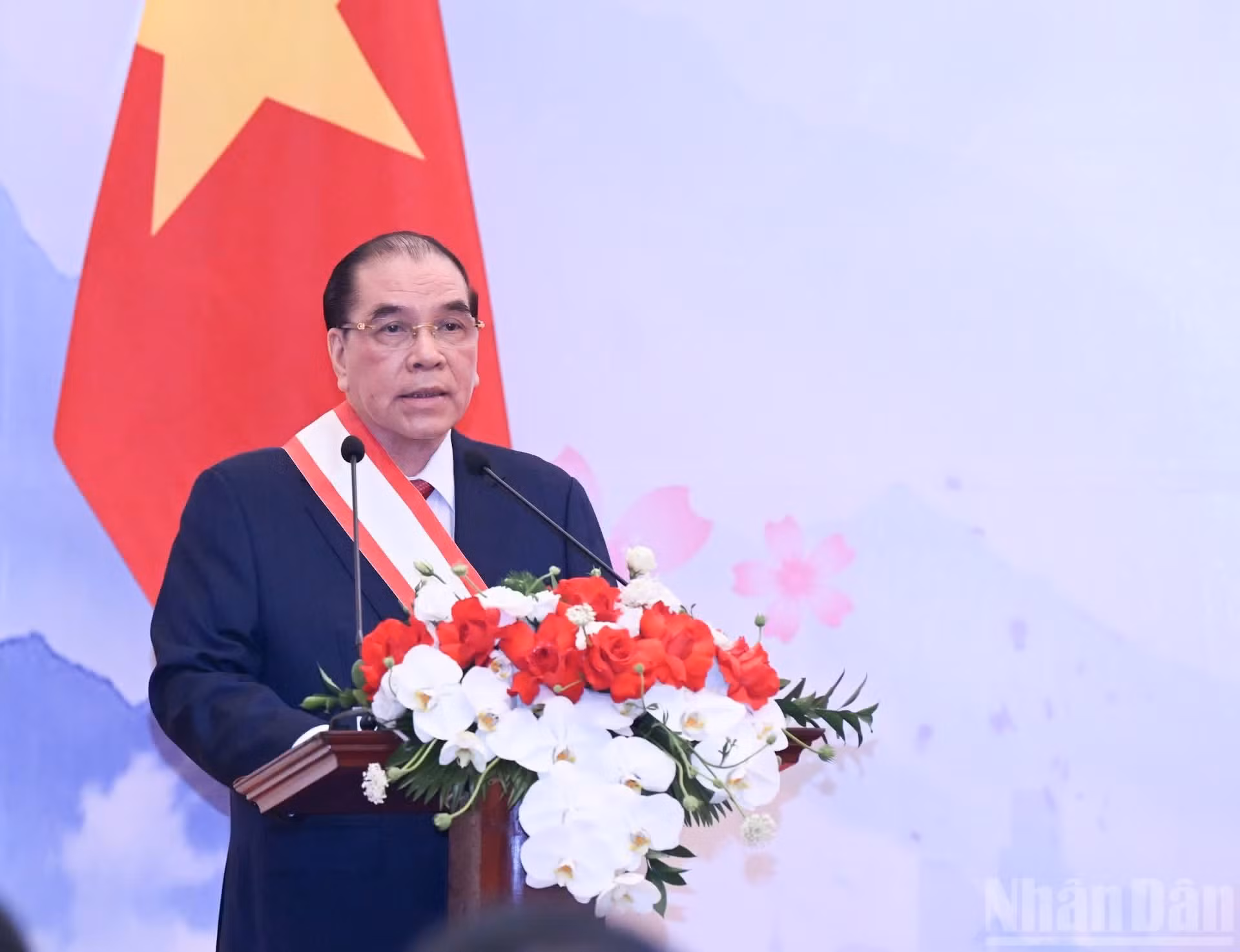 El exsecretario general Nong Duc Manh habla en la cita.