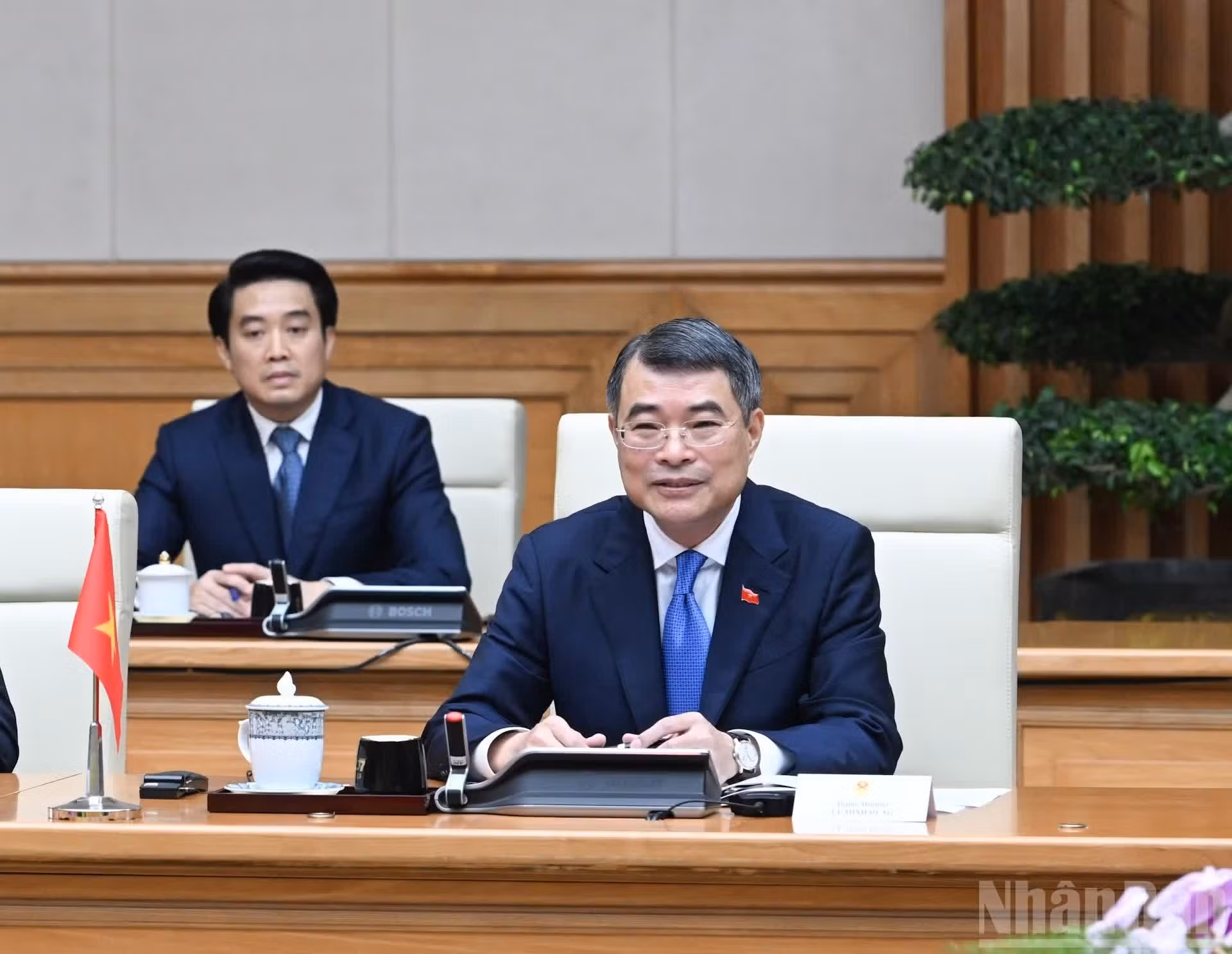 El primer ministro de Vietnam, Le Minh Hung, habla en el evento.