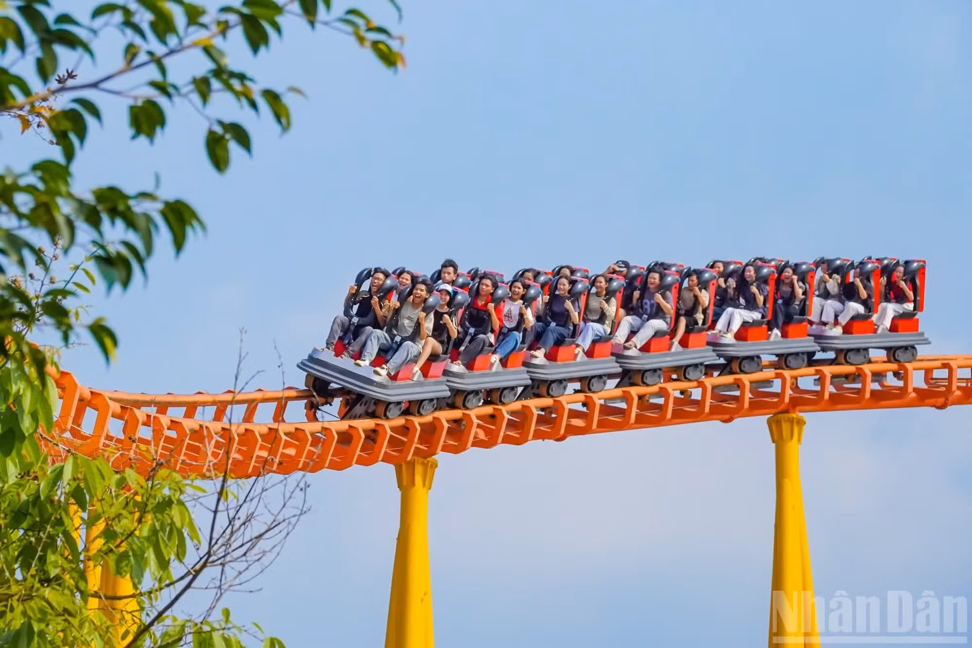 En el Parque Cultural Suoi Tien, las zonas de juegos y los escenarios de espectáculos están siempre abarrotados de visitantes.