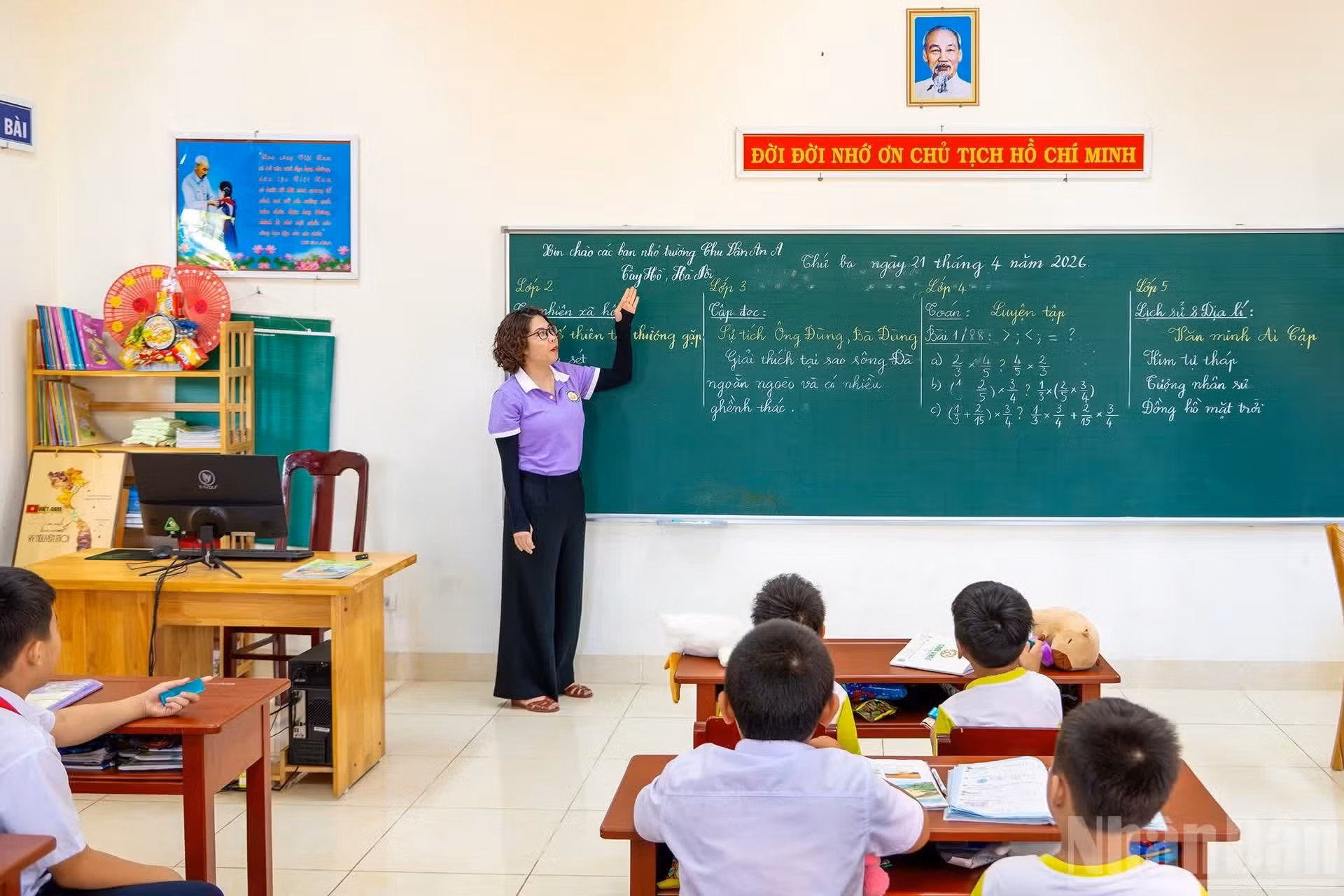 Los niños en una clase con la profesora Pham Hoang Phuong.
