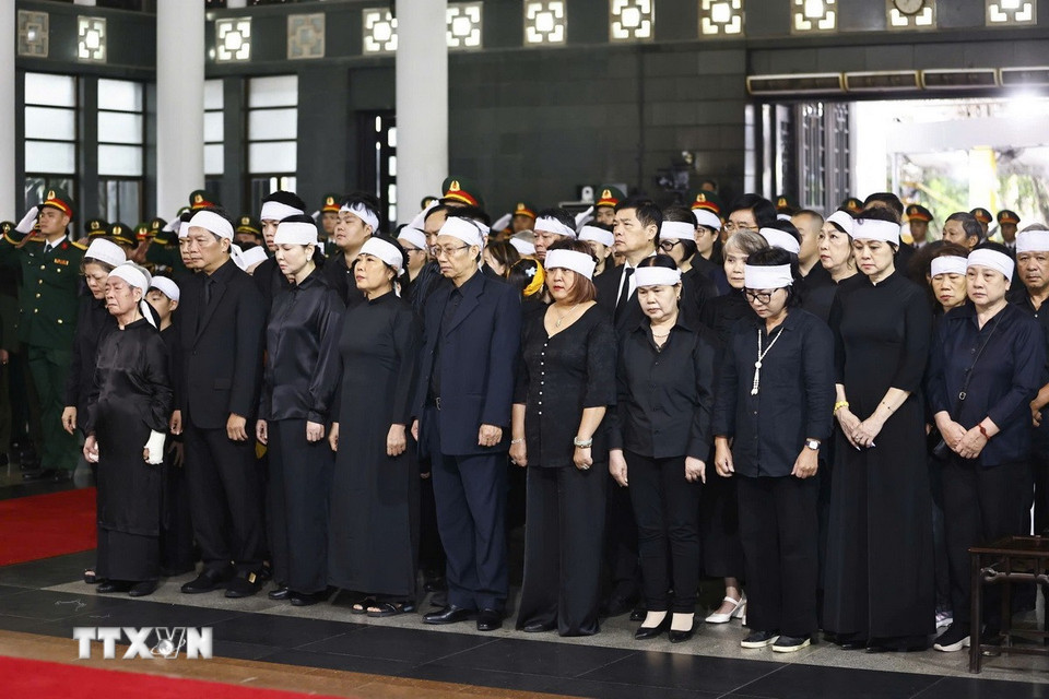 Familia del expresidente Tran Duc Luong en el funeral.