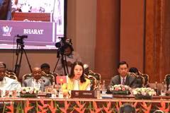 La viceministra de Relaciones Exteriores Nguyen Minh Hang, en la sesión titulada “Reforma de los sistemas multilaterales y la gobernanza global”. (Foto: VNA)