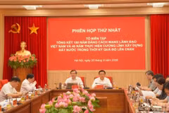 Nguyen Xuan Thang, presidente del Consejo Teórico Central y jefe del Equipo de Redacción, interviene en la cita (Foto: VNA)