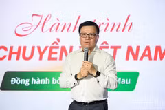 El presidente-editor de Nhan Dan, Le Quoc Minh, habla en el evento.
