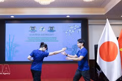 Una estudiante japonesa de vovinam demuestra cómo defenderse de diversos métodos de ataque. (Foto: VNA)