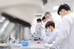 Los profesores de la Academia Nacional de Agricultura de Vietnam guían a los estudiantes en las técnicas analíticas de laboratorio. (Foto: VNA)