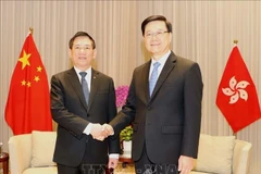 El vice primer ministro vietnamita Ho Duc Phoc (izquierda) y el jefe de la Región Administrativa Especial de Hong Kong (China), Li Jiachao. (Foto: VNA)