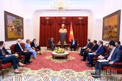 El secretario general del Partido Comunista y presidente de Vietnam, To Lam, recibe al embajador de Bélgica en Vietnam, Karl Van Den Bossche.